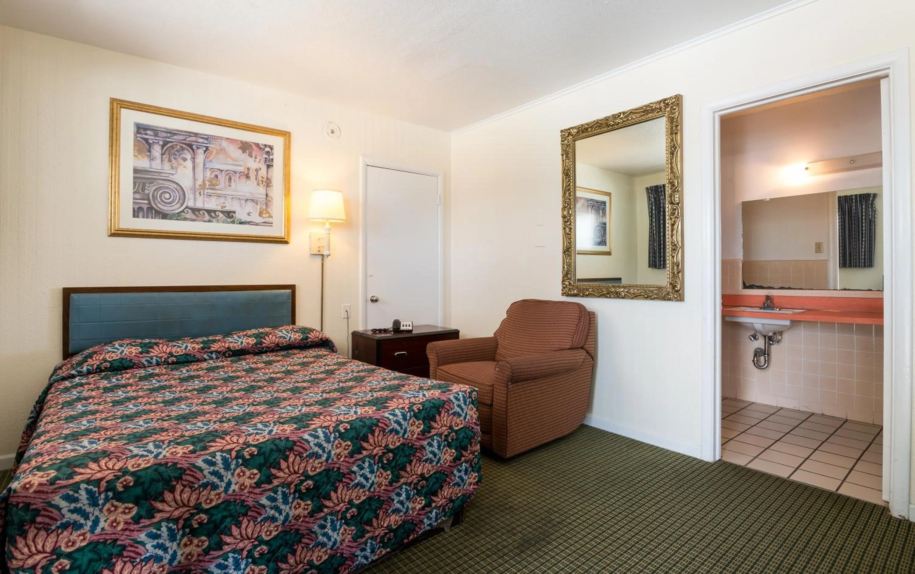 Bathroom, Bed in Royal Inn Abilene