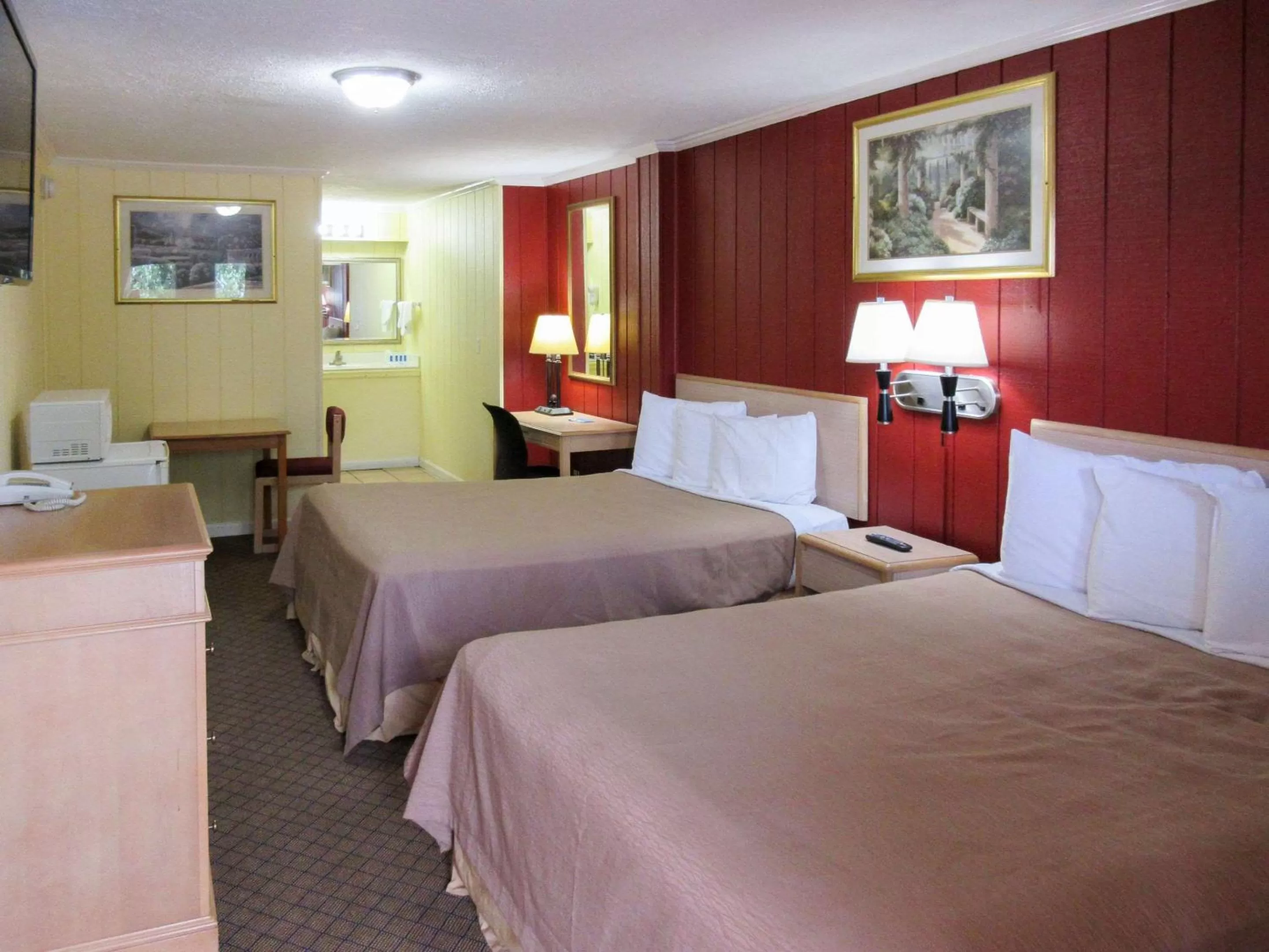 Photo of the whole room in Rodeway Inn Kansas City Downtown Area