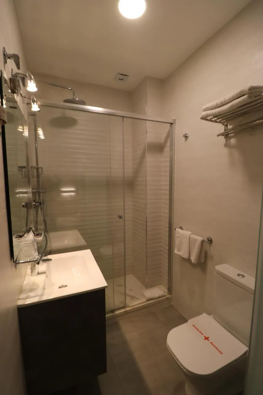 Bathroom in Hostal Hispano - Argentino Gran Vía