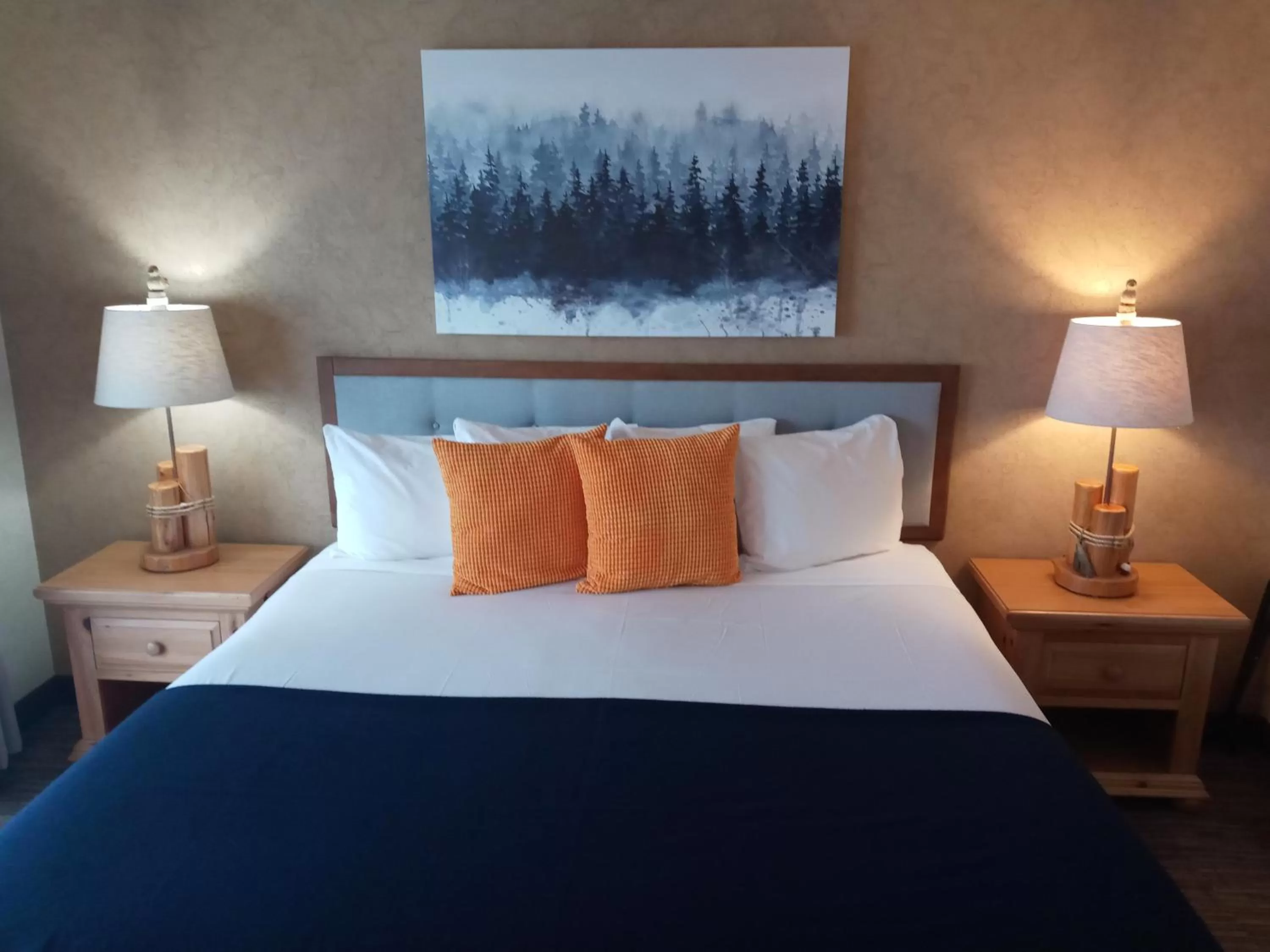 Bedroom, Bed in Cliff Dweller on Lake Superior