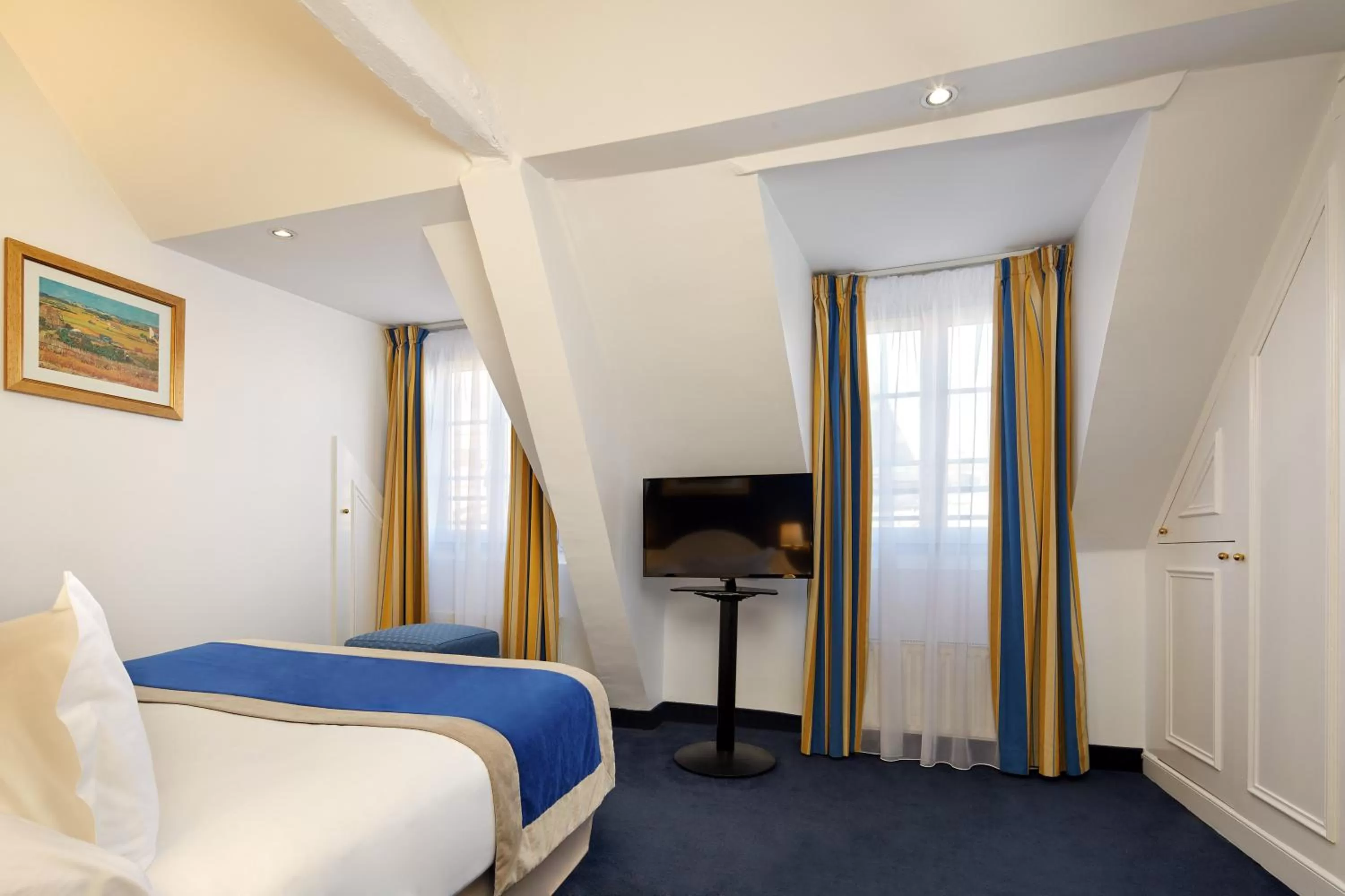 TV and multimedia, Bed in Austin's Arts Et Metiers Hotel