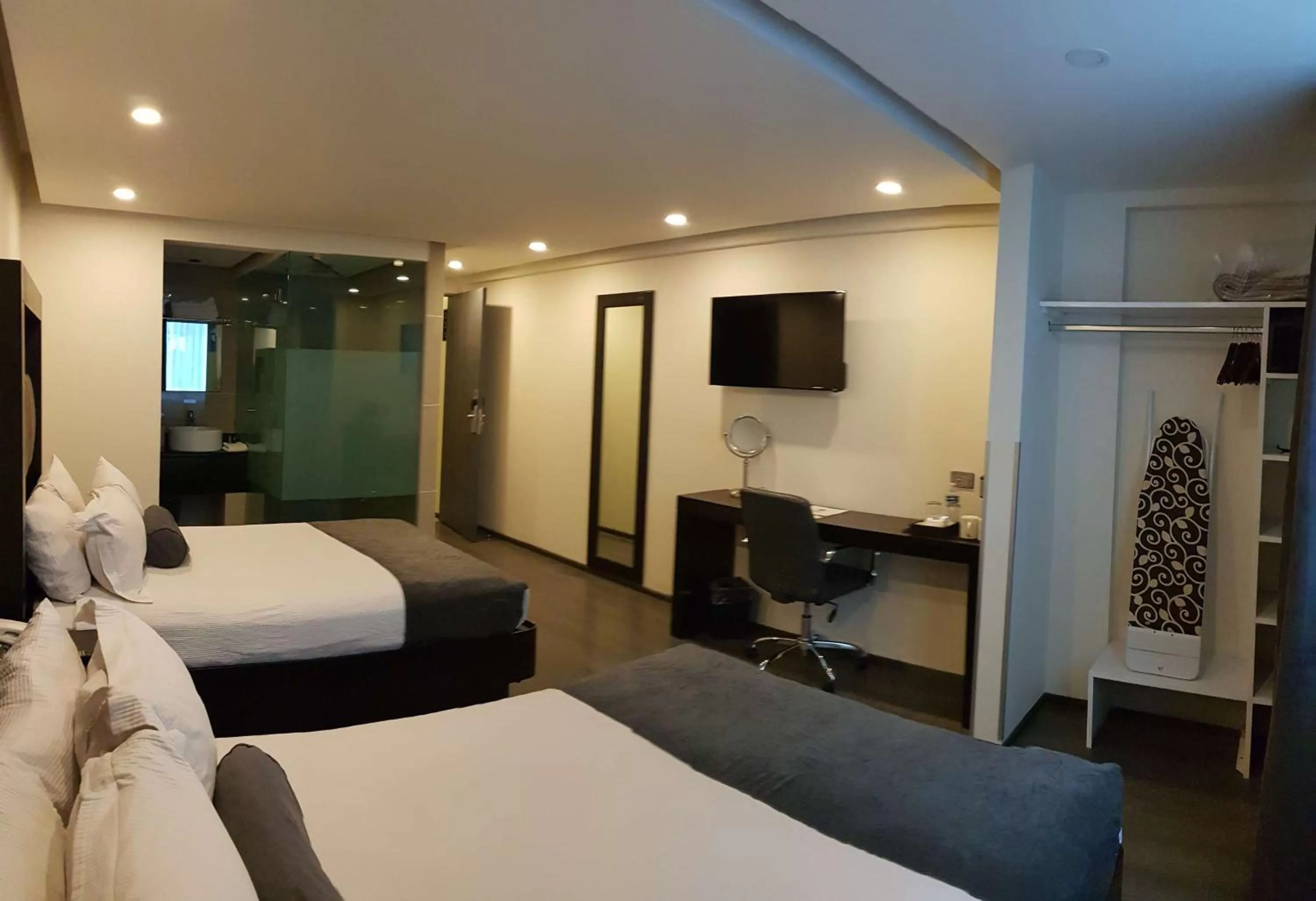 Photo of the whole room, Bed in Best Western Plus Metepec & Suites