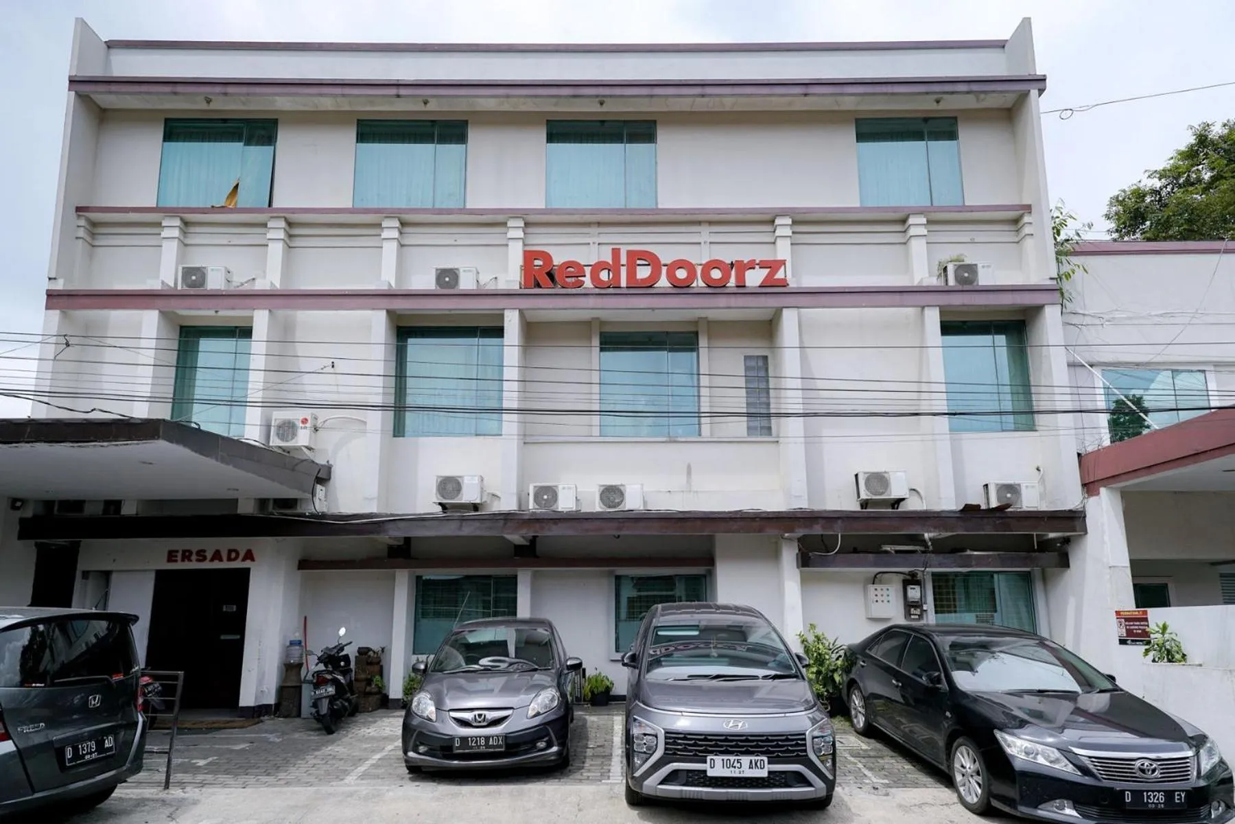 Property building in RedDoorz Near Braga Street