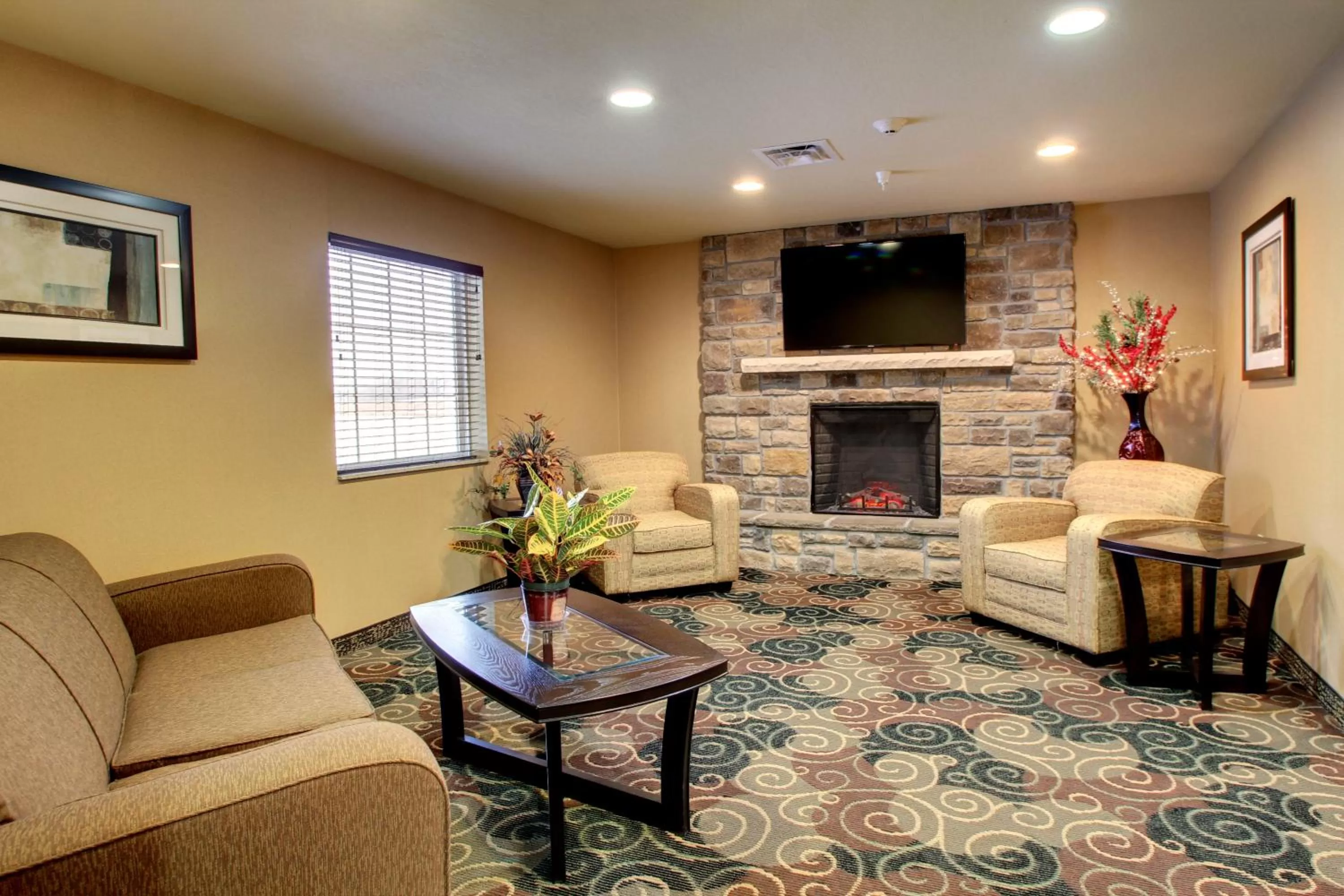 Communal lounge/ TV room in Cobblestone Inn & Suites Steele