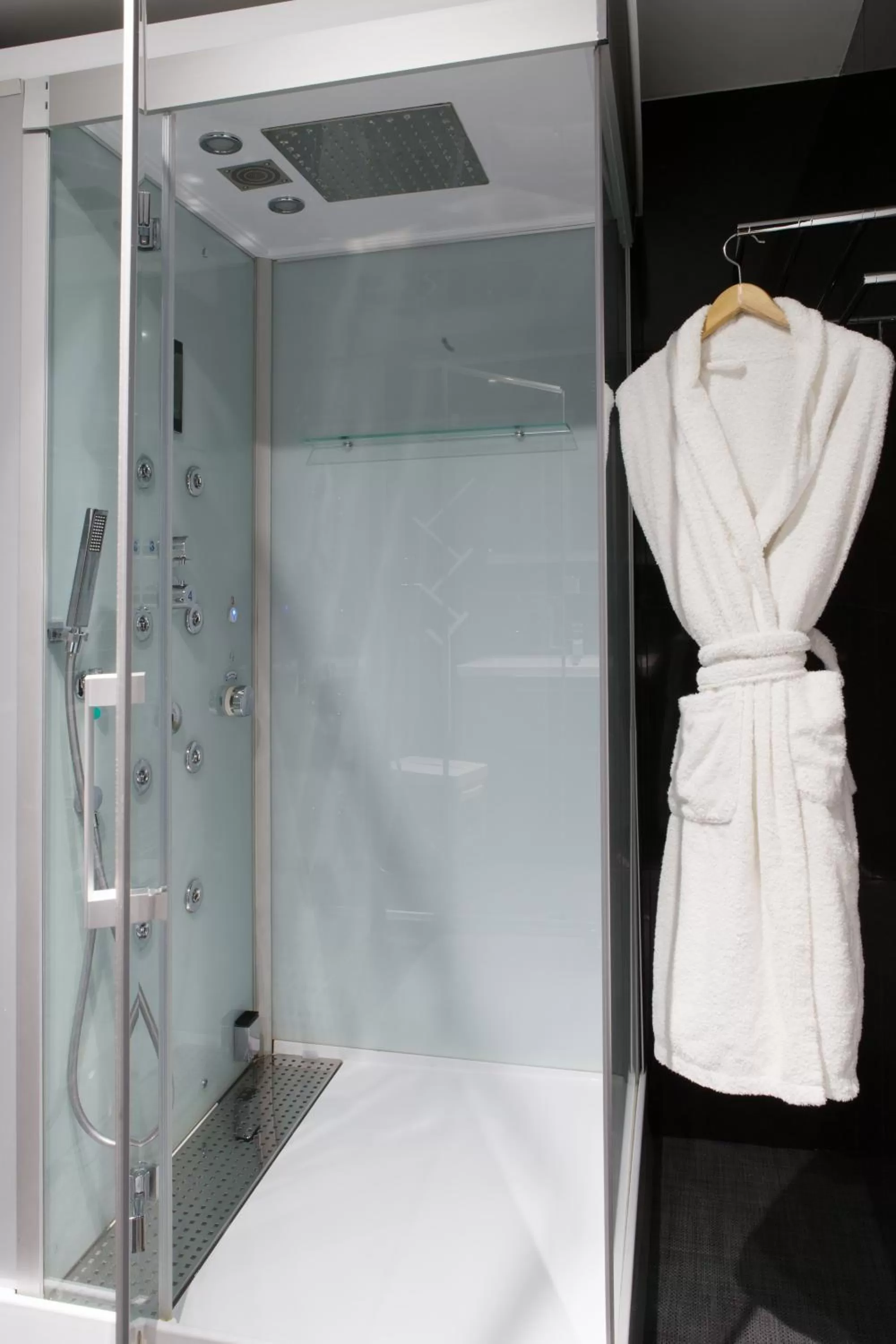 Shower in La Terrasse