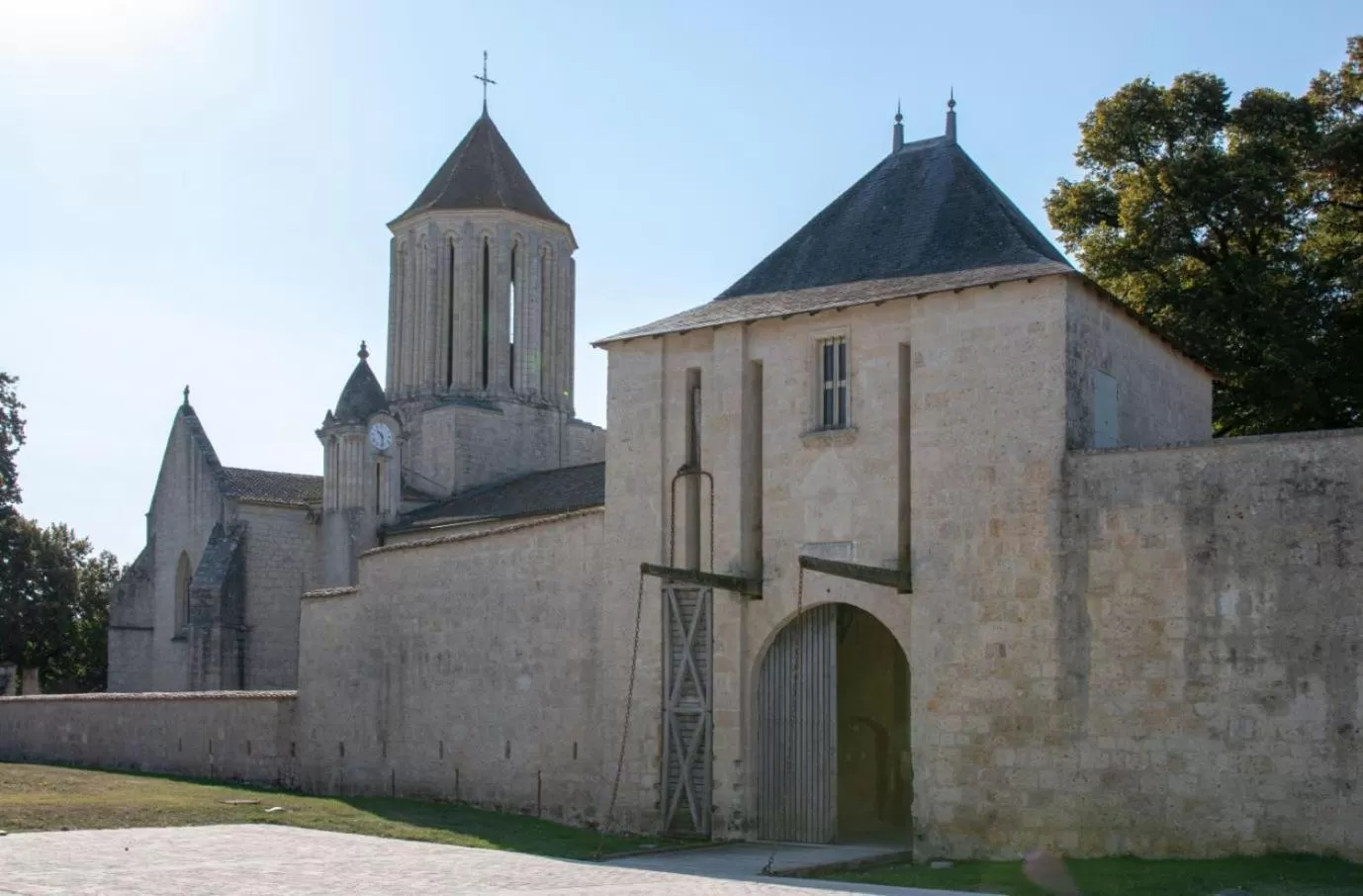 Nearby landmark in H de Surgères