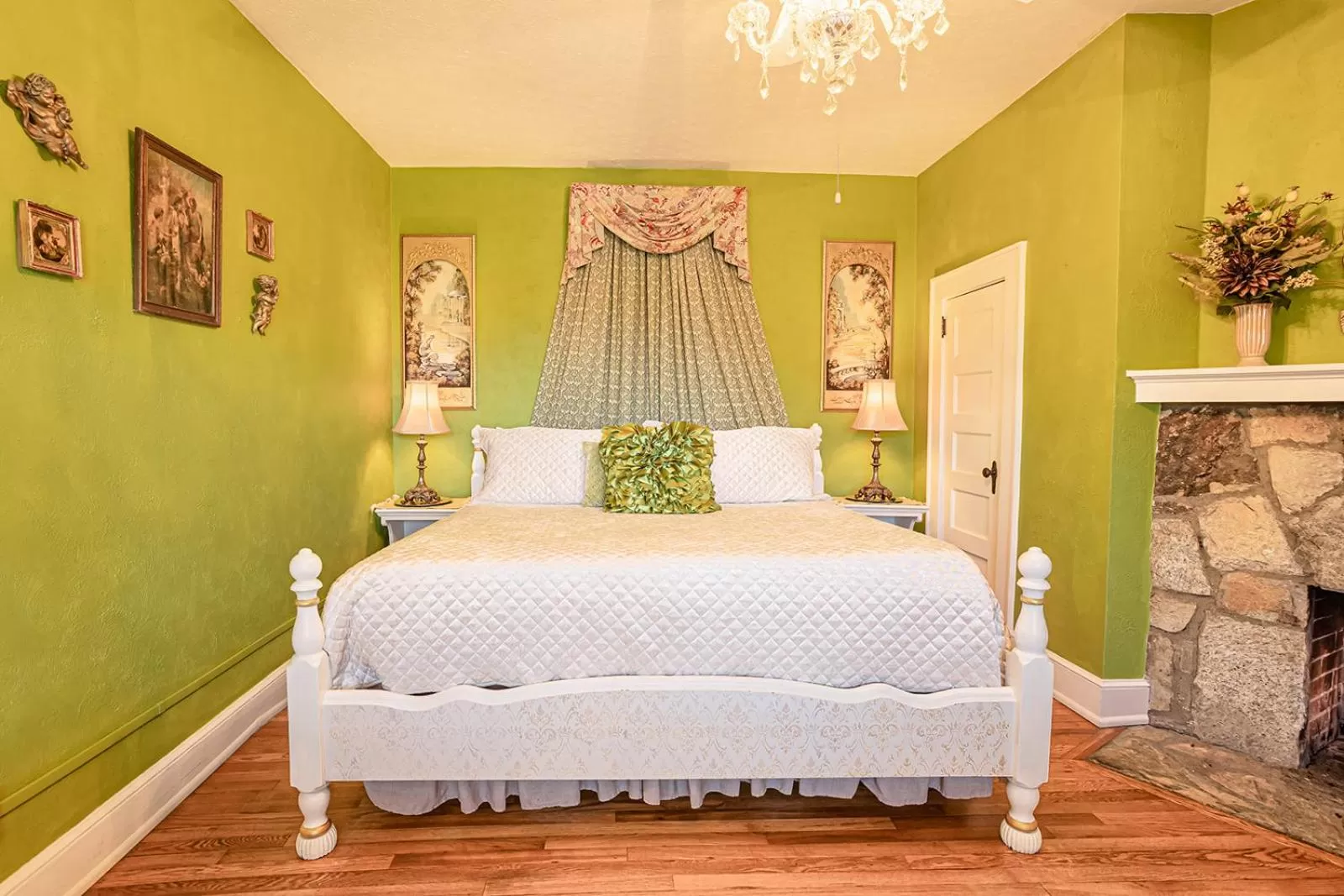 Bed in Echo Mountain Inn