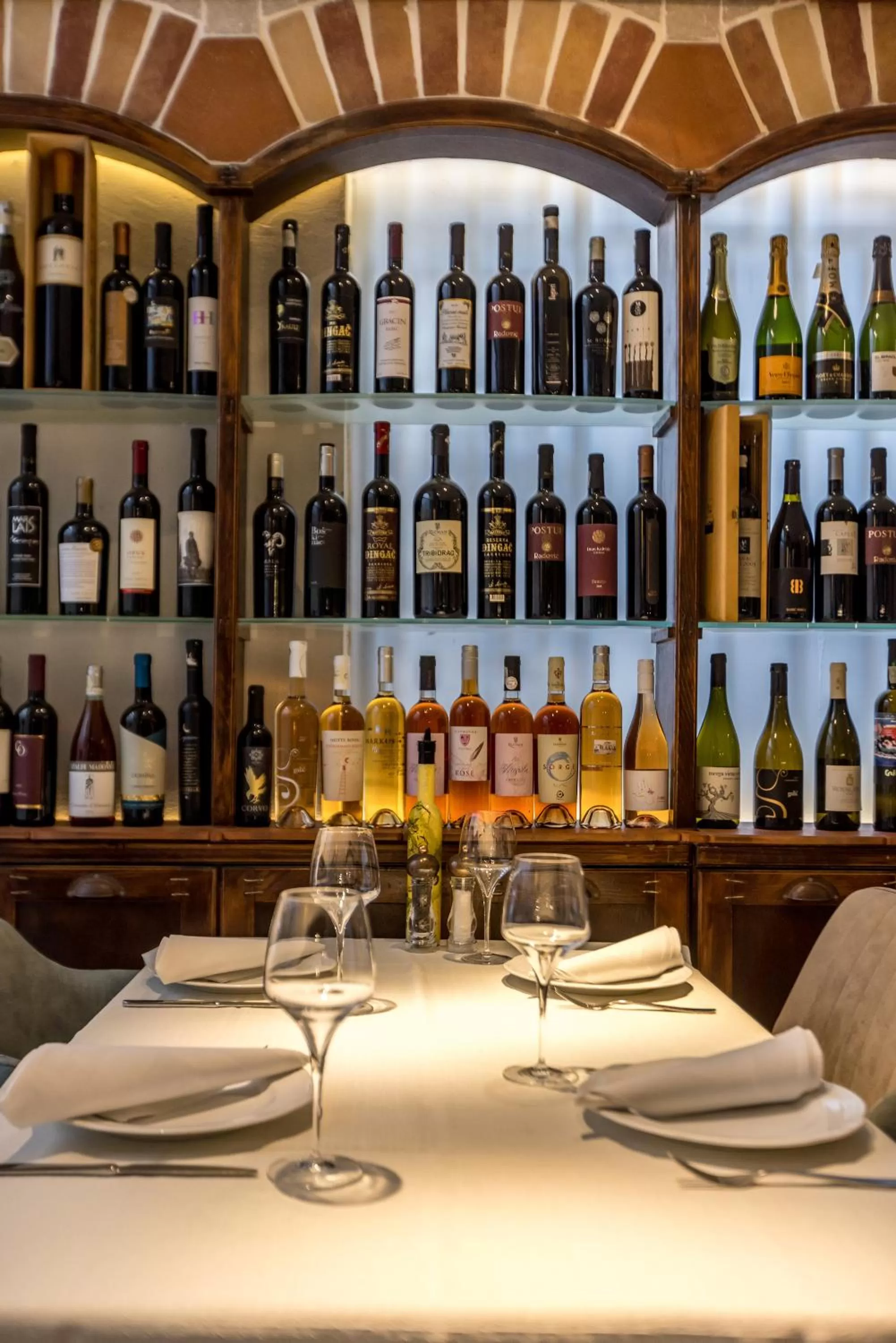 Property building in Leonis Restaurant & Rooms