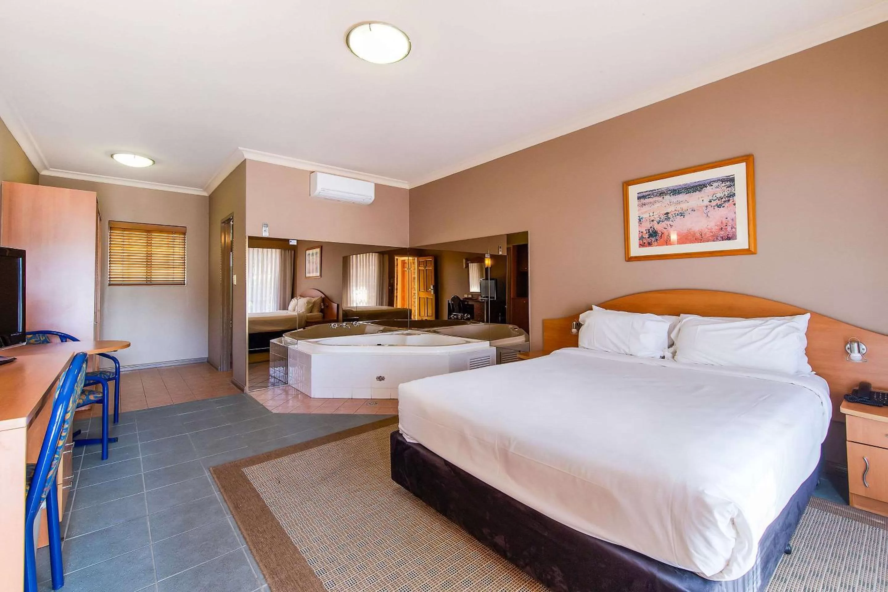 Photo of the whole room, Bed in Quality Inn Penrith Sydney