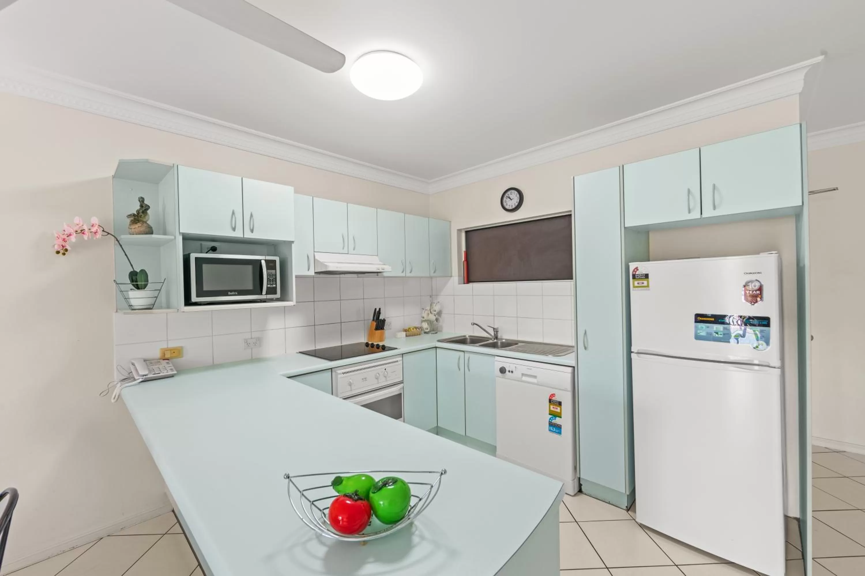 Kitchen or kitchenette in Koala Court Holiday Apartments