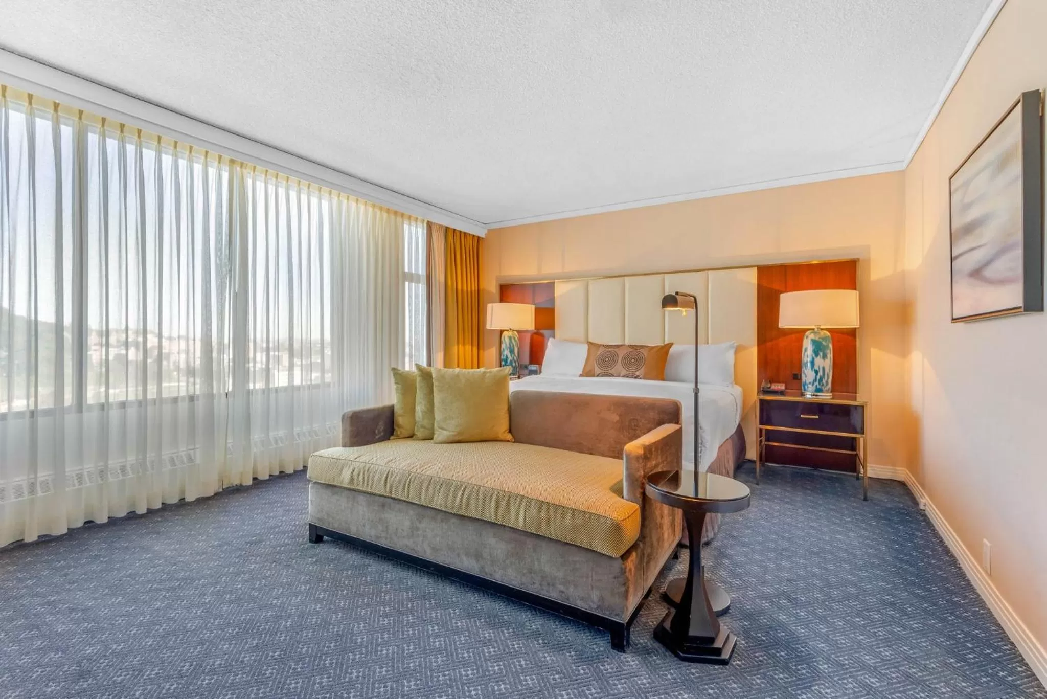 Photo of the whole room, Bed in Omni Mont-Royal Hotel