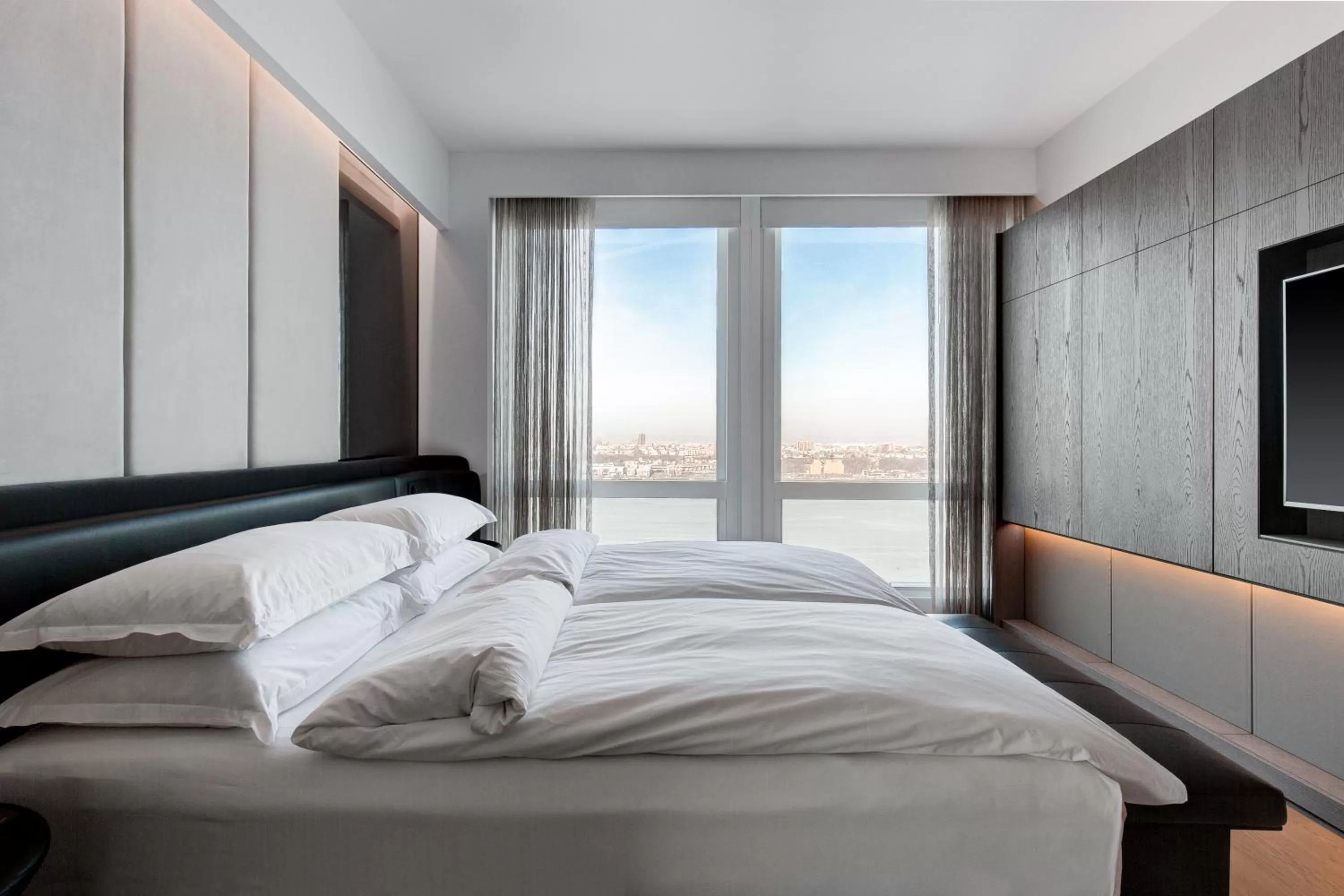 Facade/entrance, Bed in Equinox Hotel New York