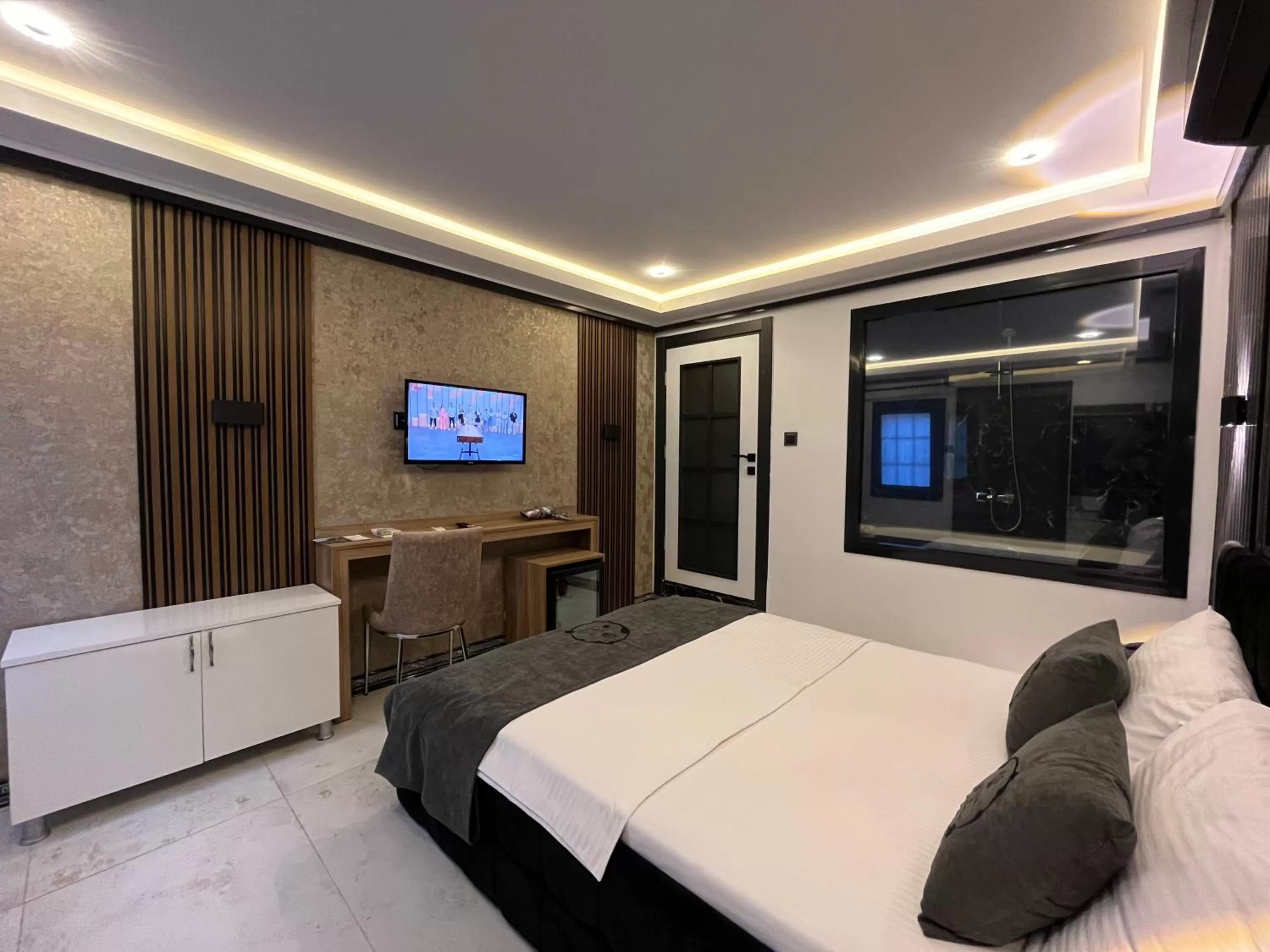 Communal lounge/ TV room, Bed in Villa Da Otel