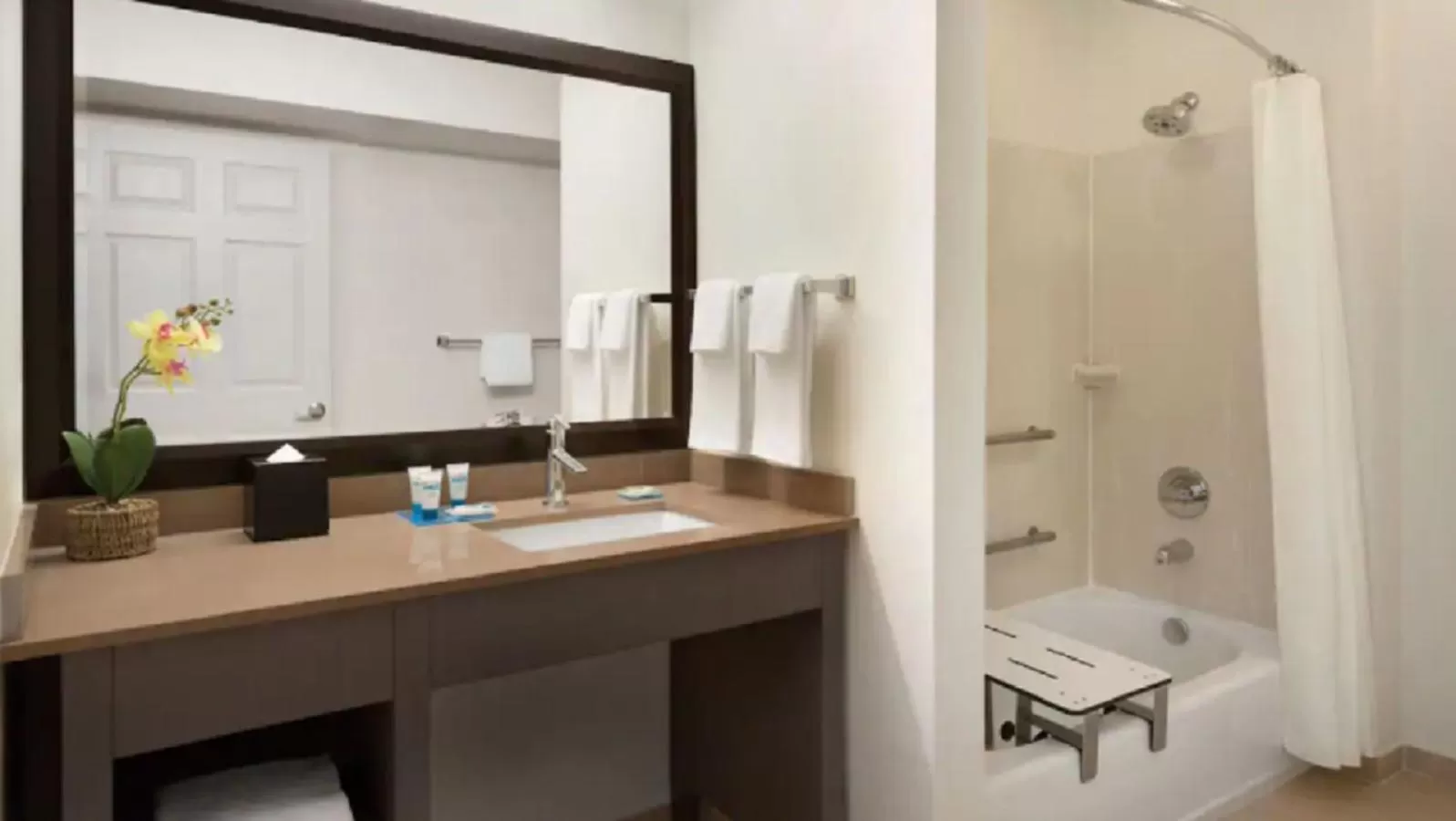 Bathroom in Hyatt House Miami Airport