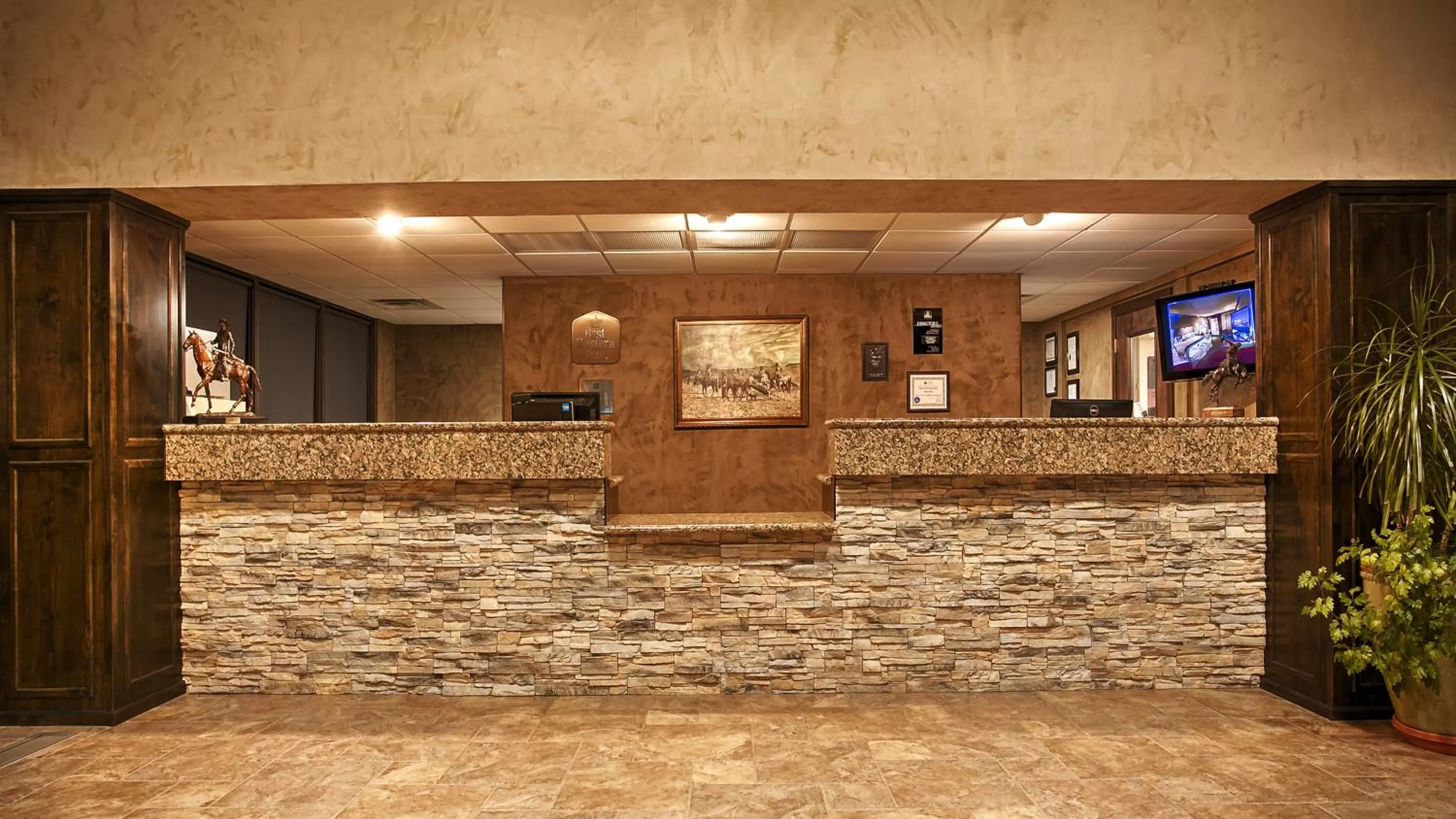 Lobby or reception in Best Western Plus Raton Hotel