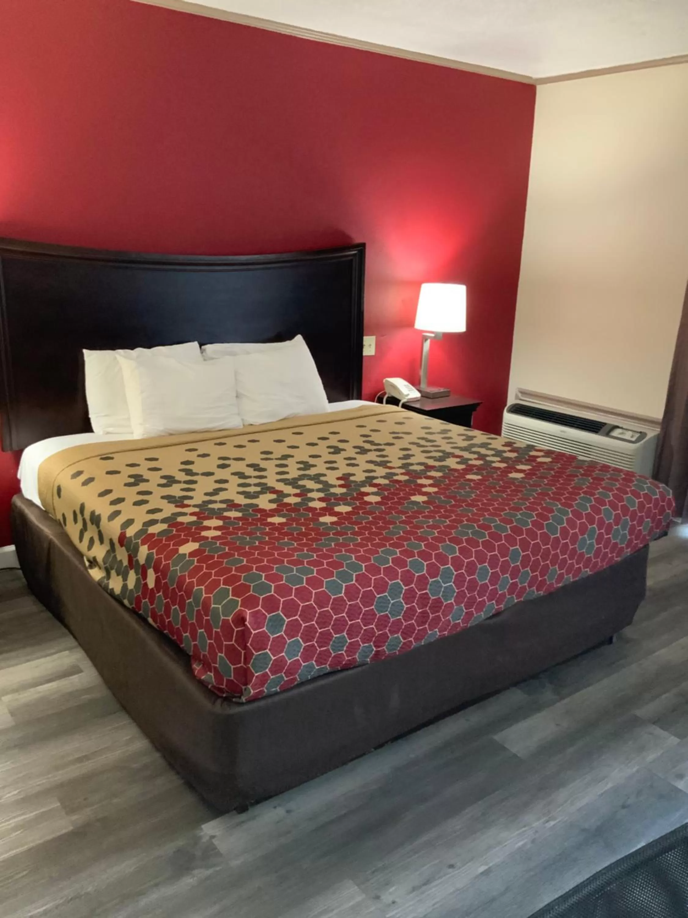 Bed in Perry Inn & Suites By Capital O National Fairground GA I 75