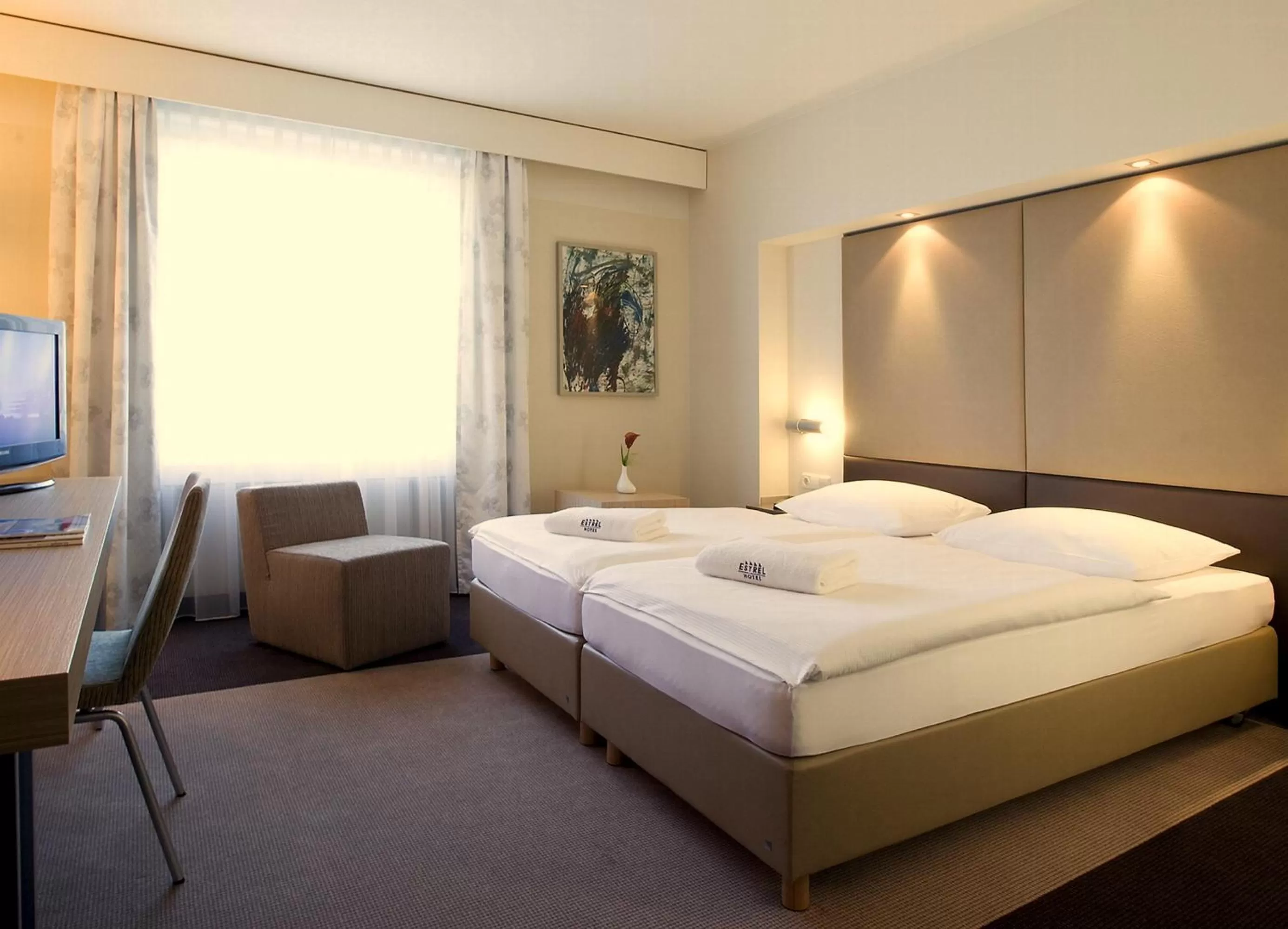Photo of the whole room, Bed in Estrel Berlin