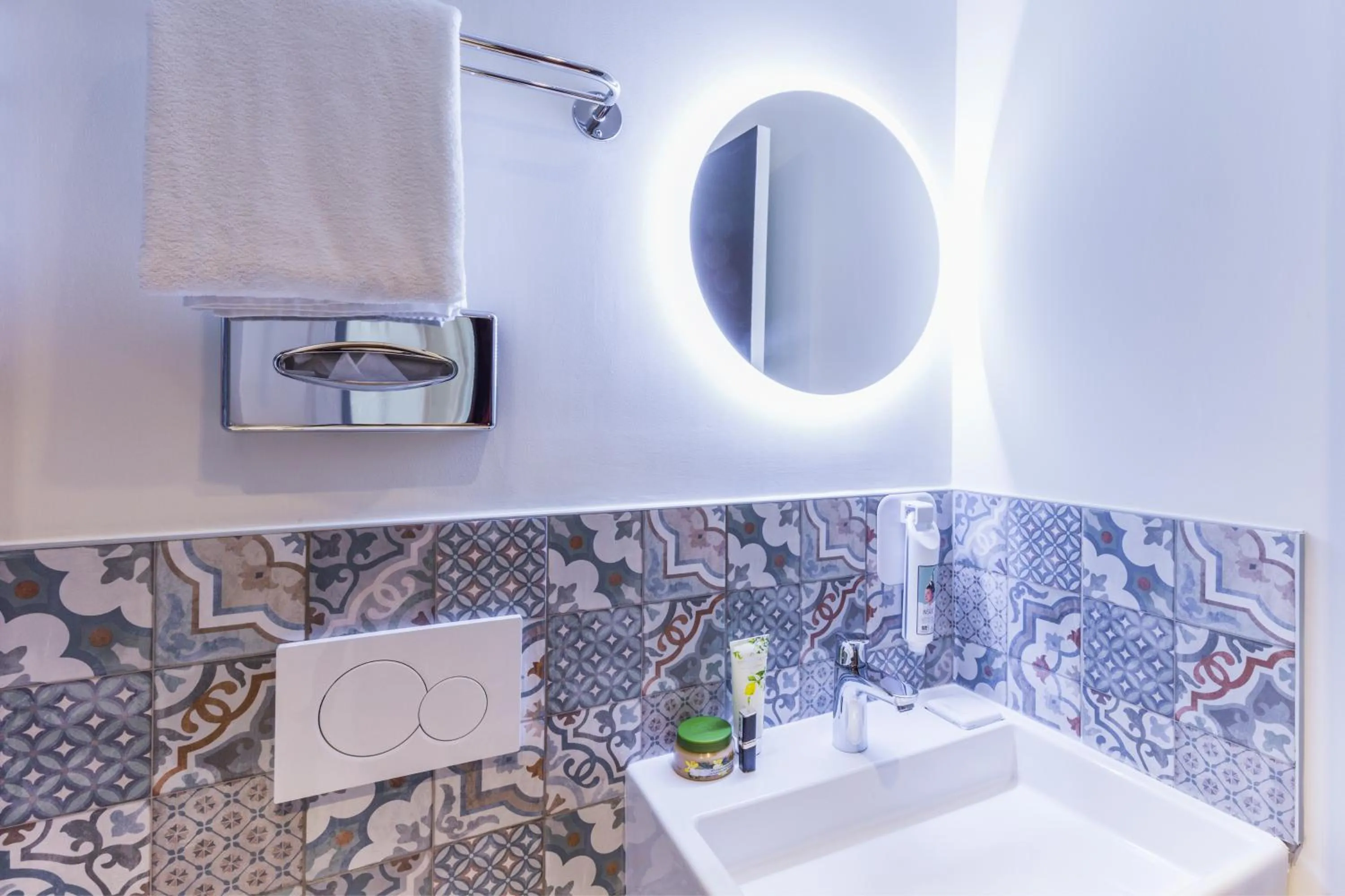 Bathroom in ibis Styles Paris Gare de l'Est TGV