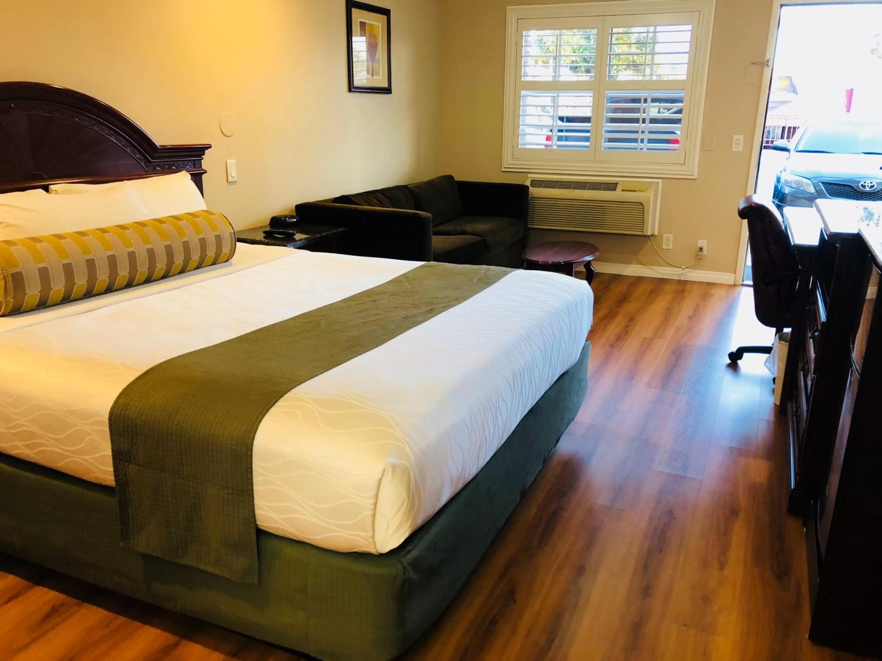 Bed in Dynasty Suites Hotel