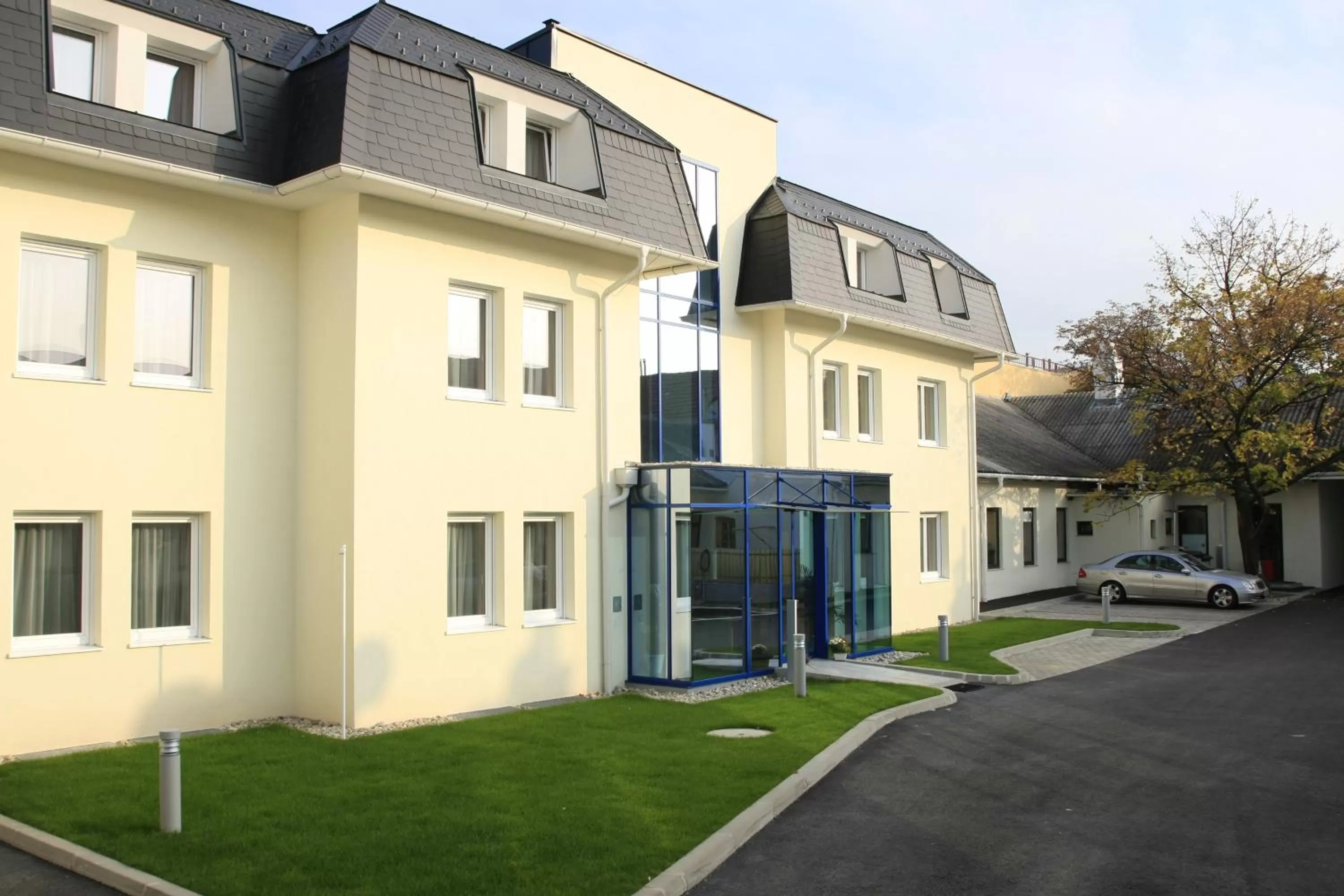 Facade/entrance, Property Building in City-Hotel Mödling