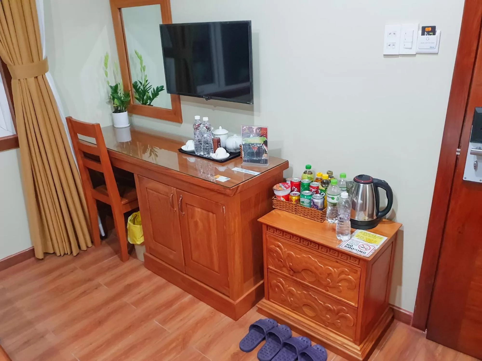 TV and multimedia, Coffee/Tea Facilities in LEHA Saigon Hotel Airport