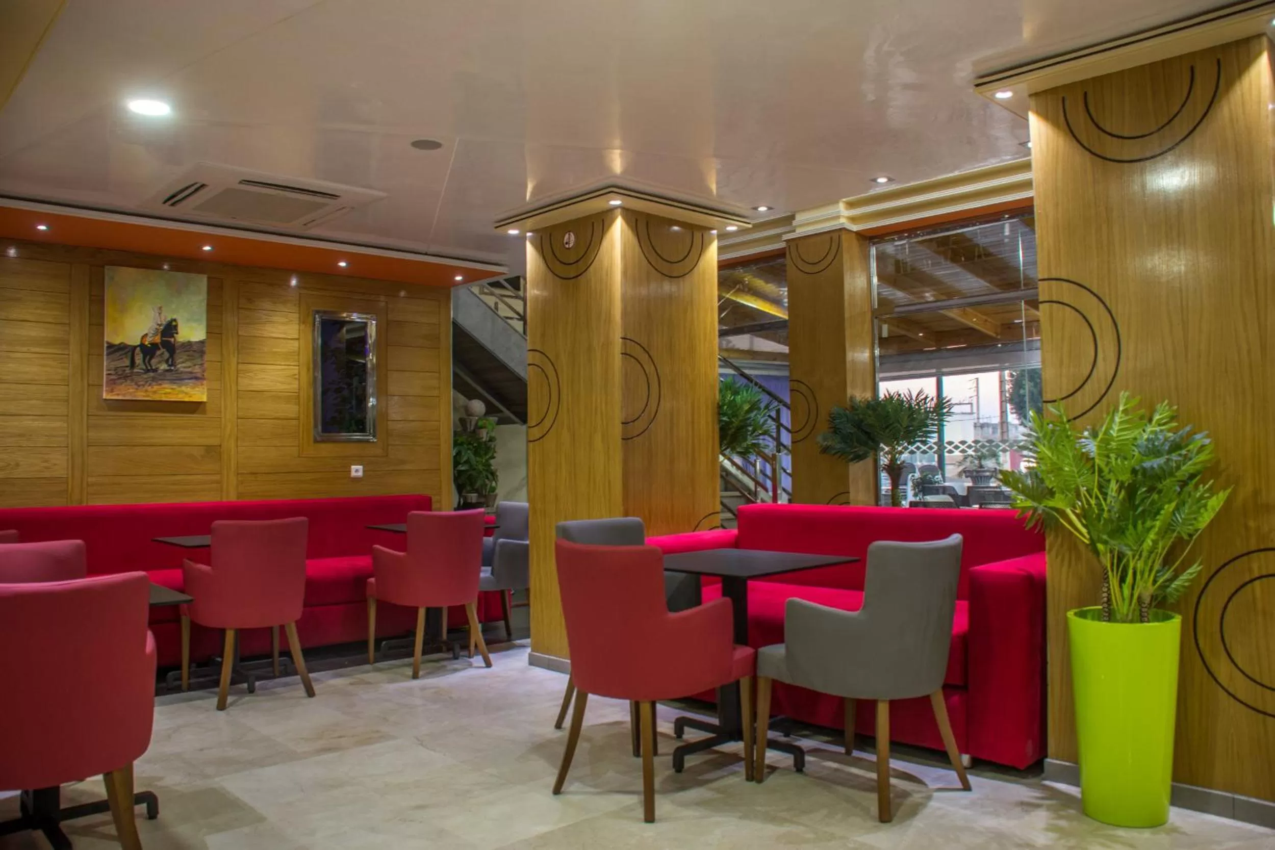 Lounge/Bar in Hôtel Hadaik Ain Asserdoune