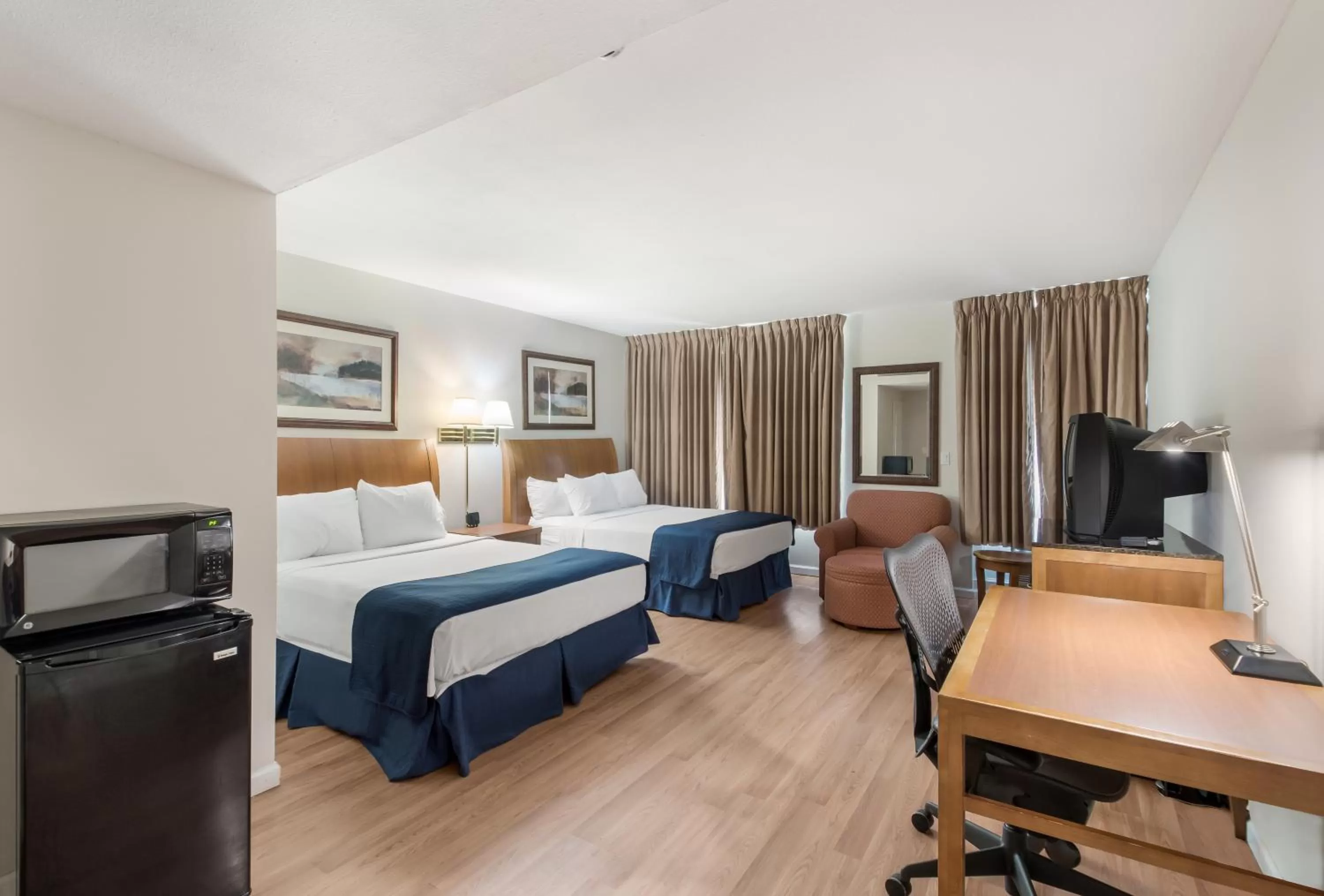 Photo of the whole room, Bed in Americas Best Value Inn-Painted Post