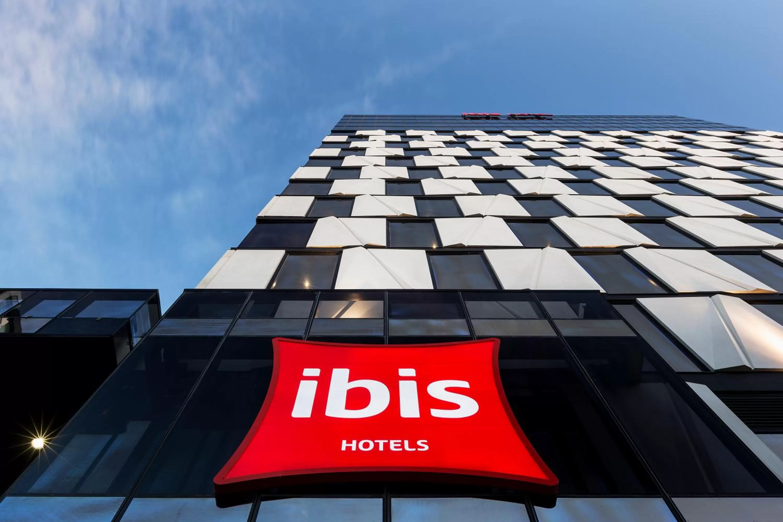 Facade/entrance in ibis Adelaide