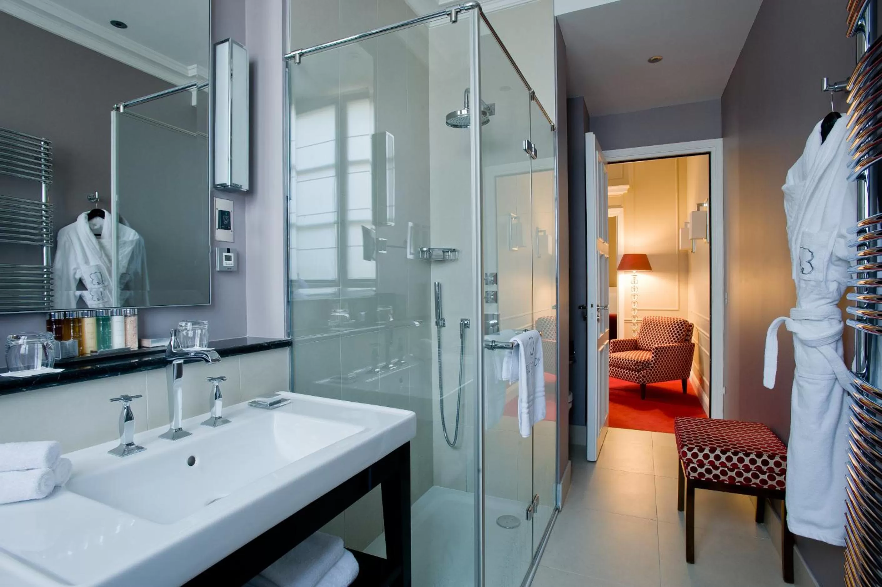 Bathroom, Bed in Le Burgundy Paris