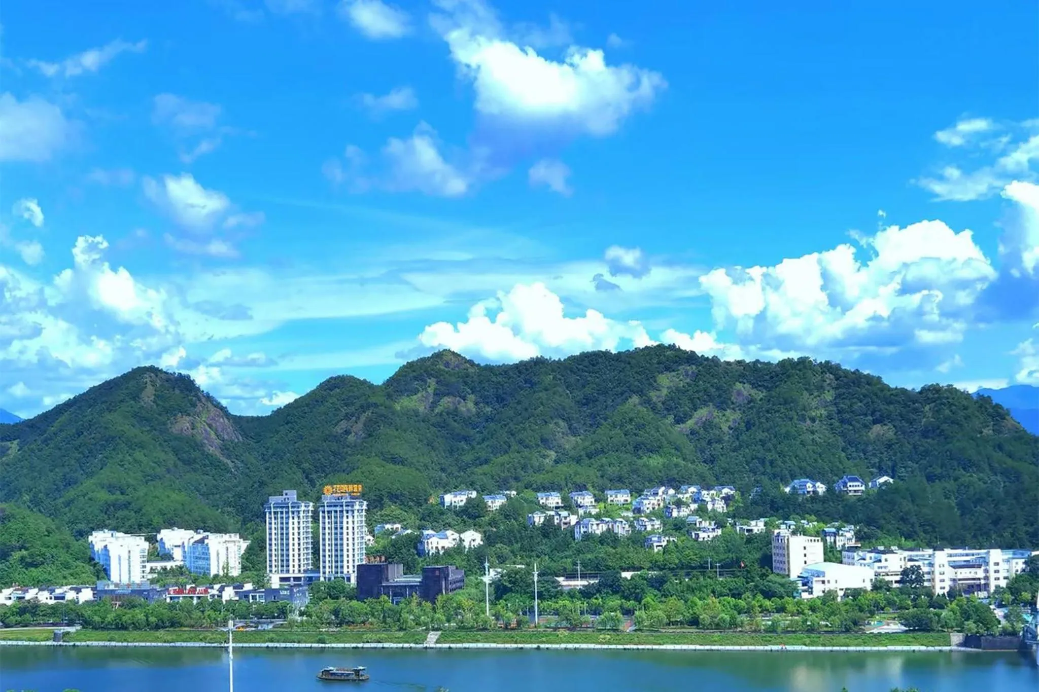 Property building in Crowne Plaza Huangshan Yucheng by IHG