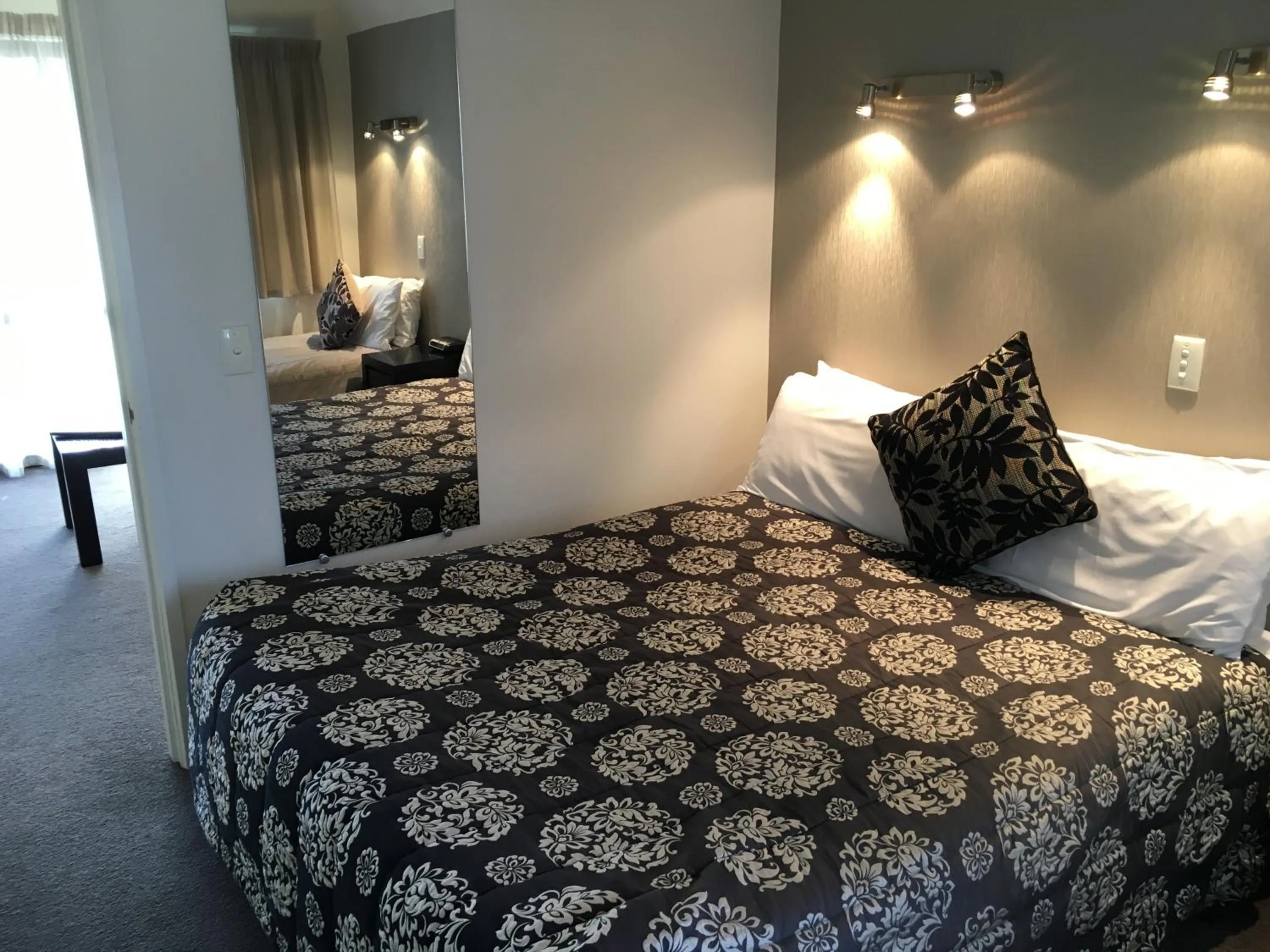 Bedroom, Bed in Cable Court Motel