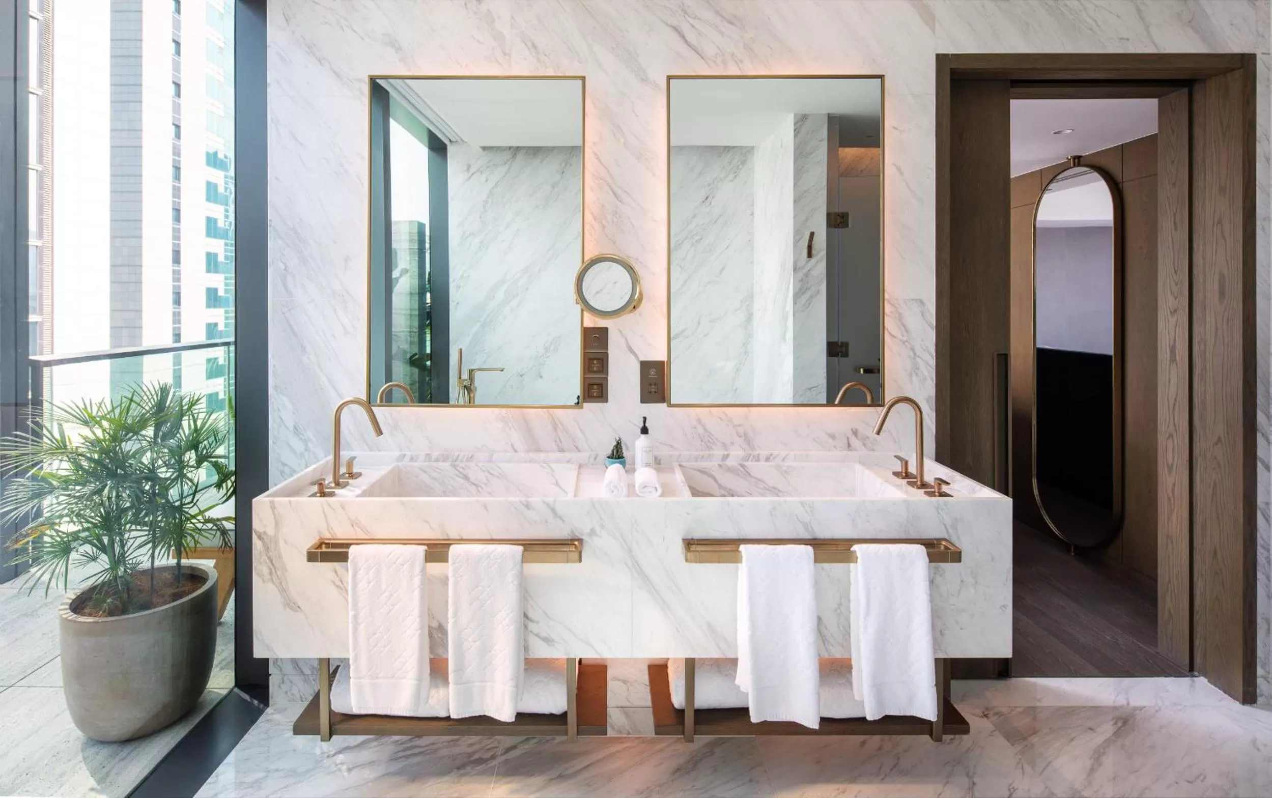 Bathroom, Bed in The Hari Hong Kong