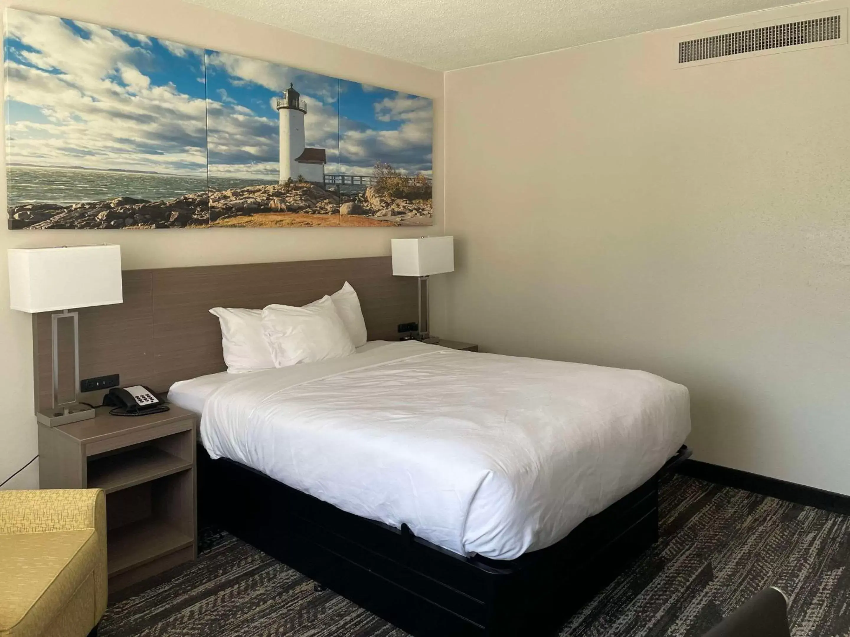 Queen Room - Non-Smoking in Days Inn by Wyndham Manitowoc Queen Room - Non-Smoking in Days Inn by Wyndham Manitowoc