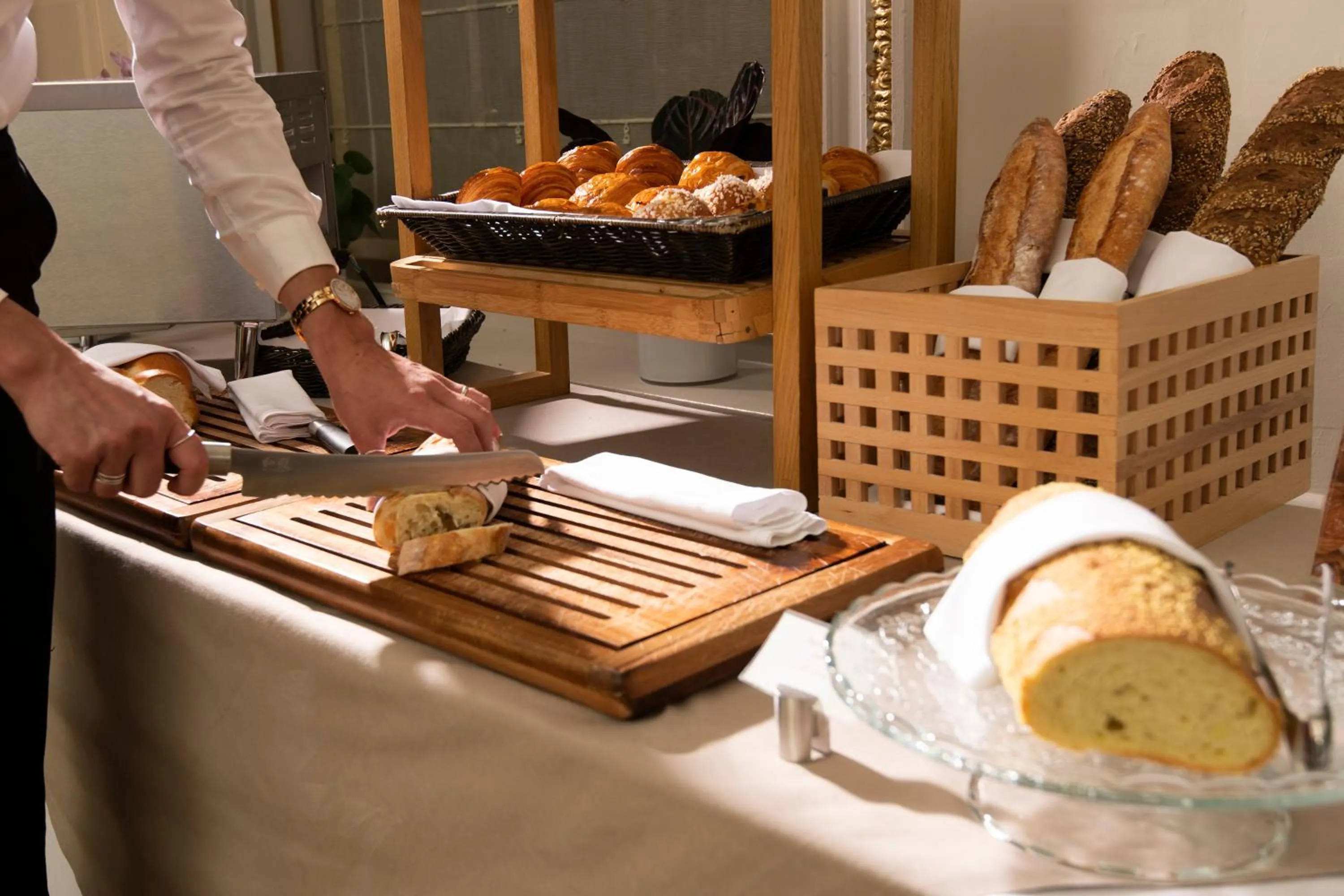 Buffet breakfast in Hôtel Des Trois Couronnes & Spa - The Leading Hotels of the World