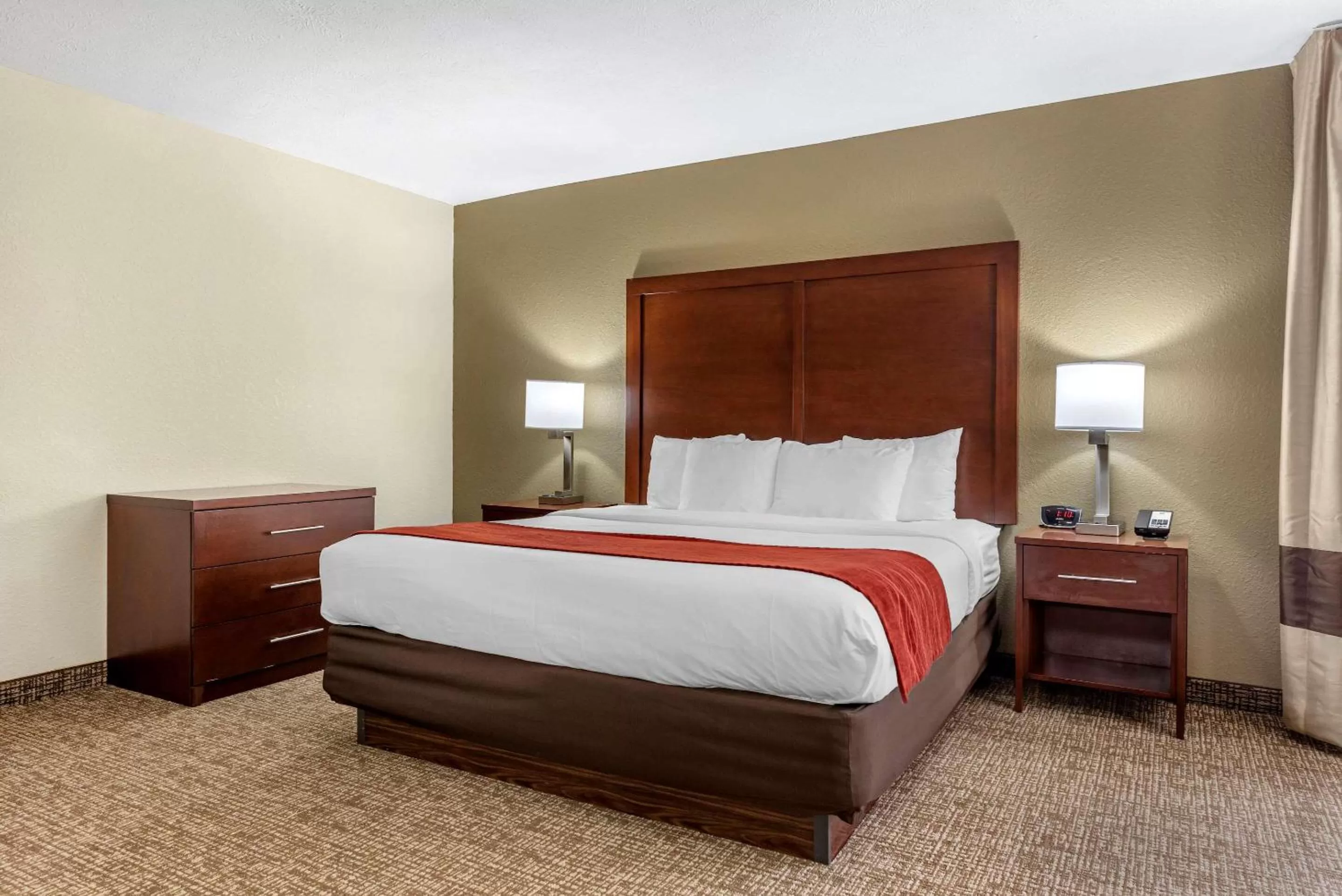 Bedroom in Comfort Inn & Suites Cincinnati Eastgate