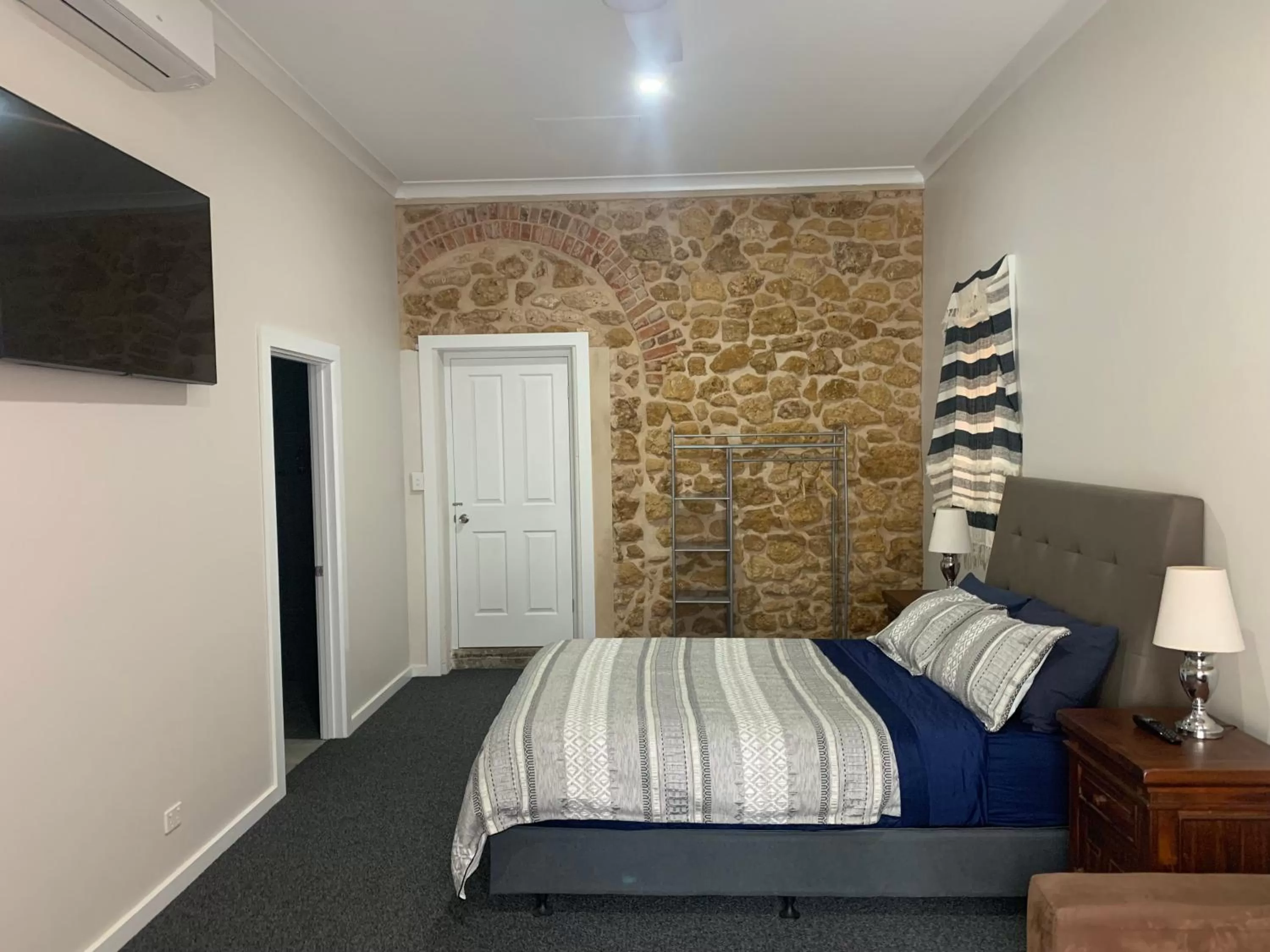 Photo of the whole room, Bed in Harbour Mannum