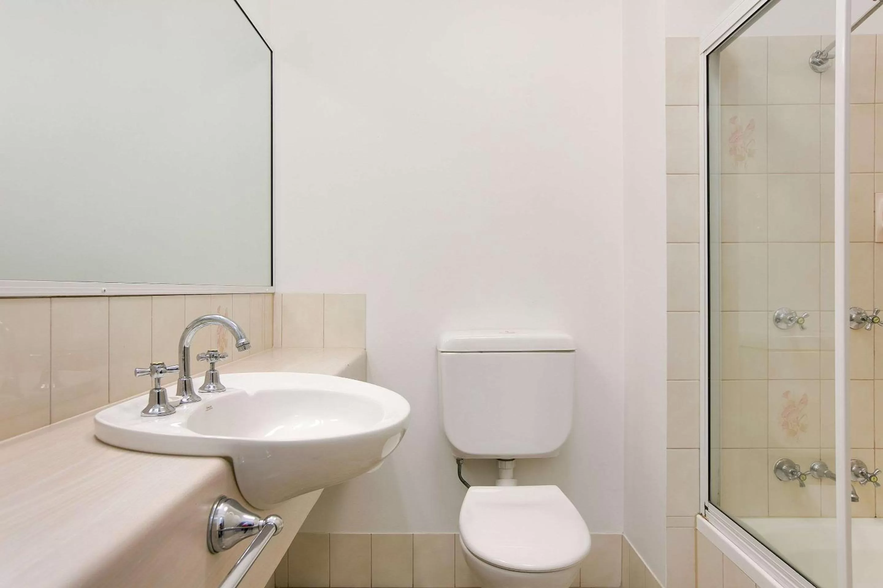 Bathroom in Comfort Inn Cairns City