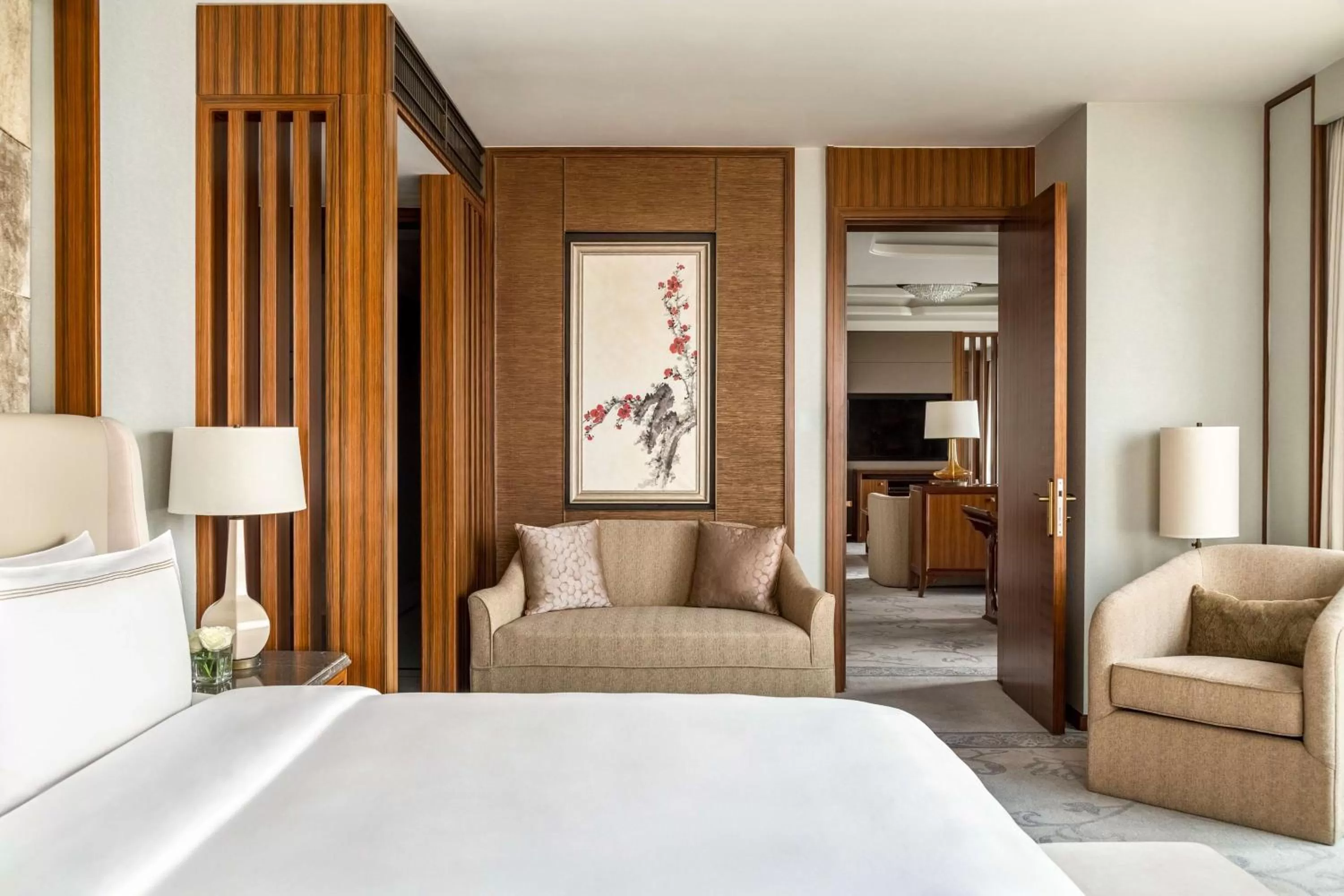 Photo of the whole room, Bed in Shangri-La Qufu