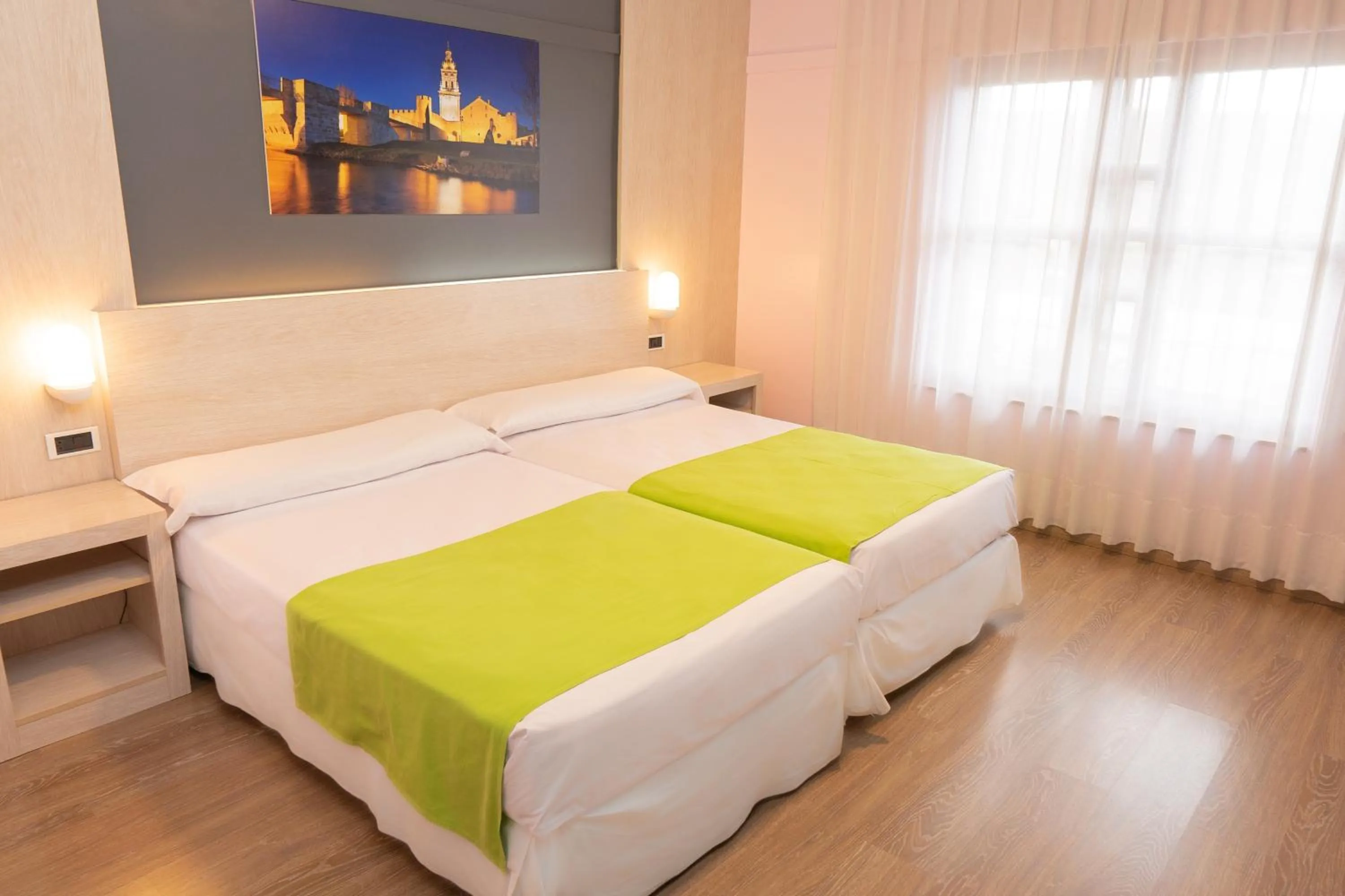 Photo of the whole room, Bed in Hotel Spa Rio Ucero