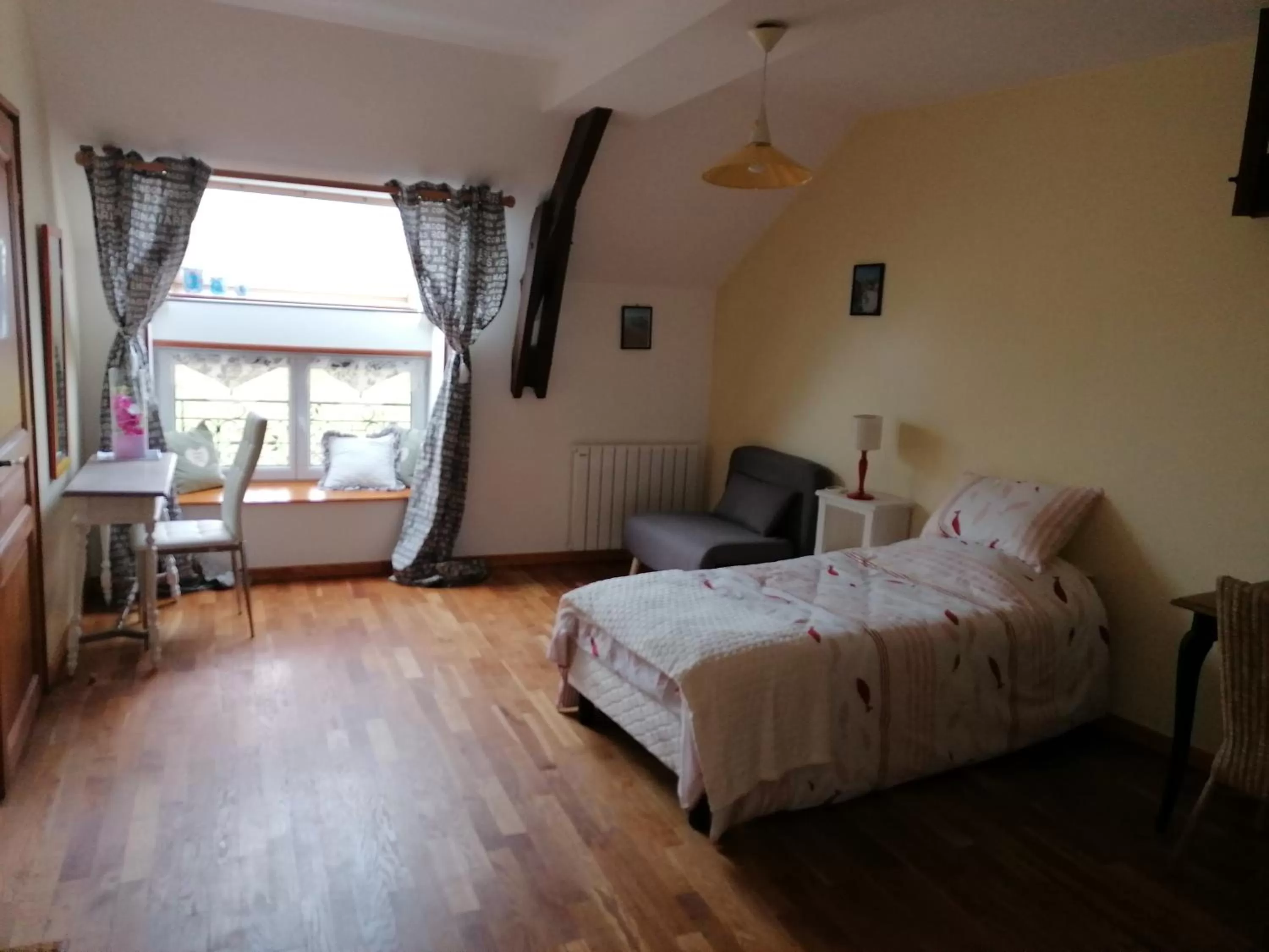 Photo of the whole room, Bed in La Parisiere