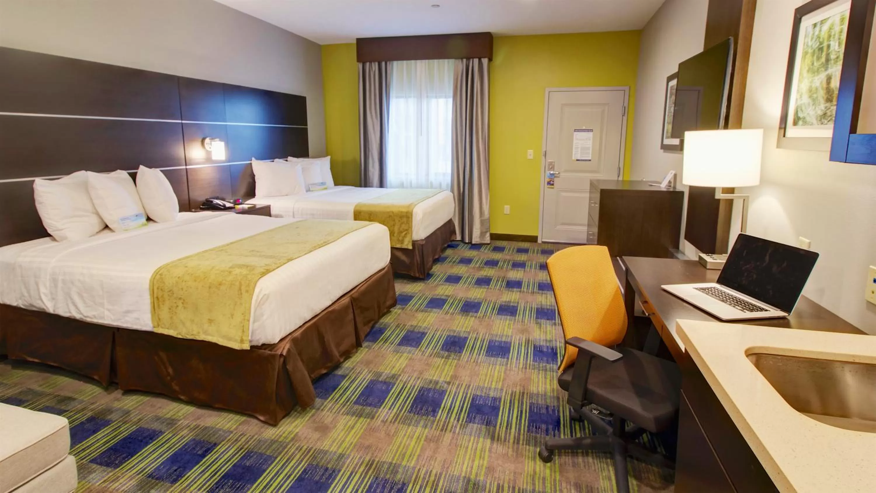 Photo of the whole room, Bed in Days Inn & Suites by Wyndham Port Arthur