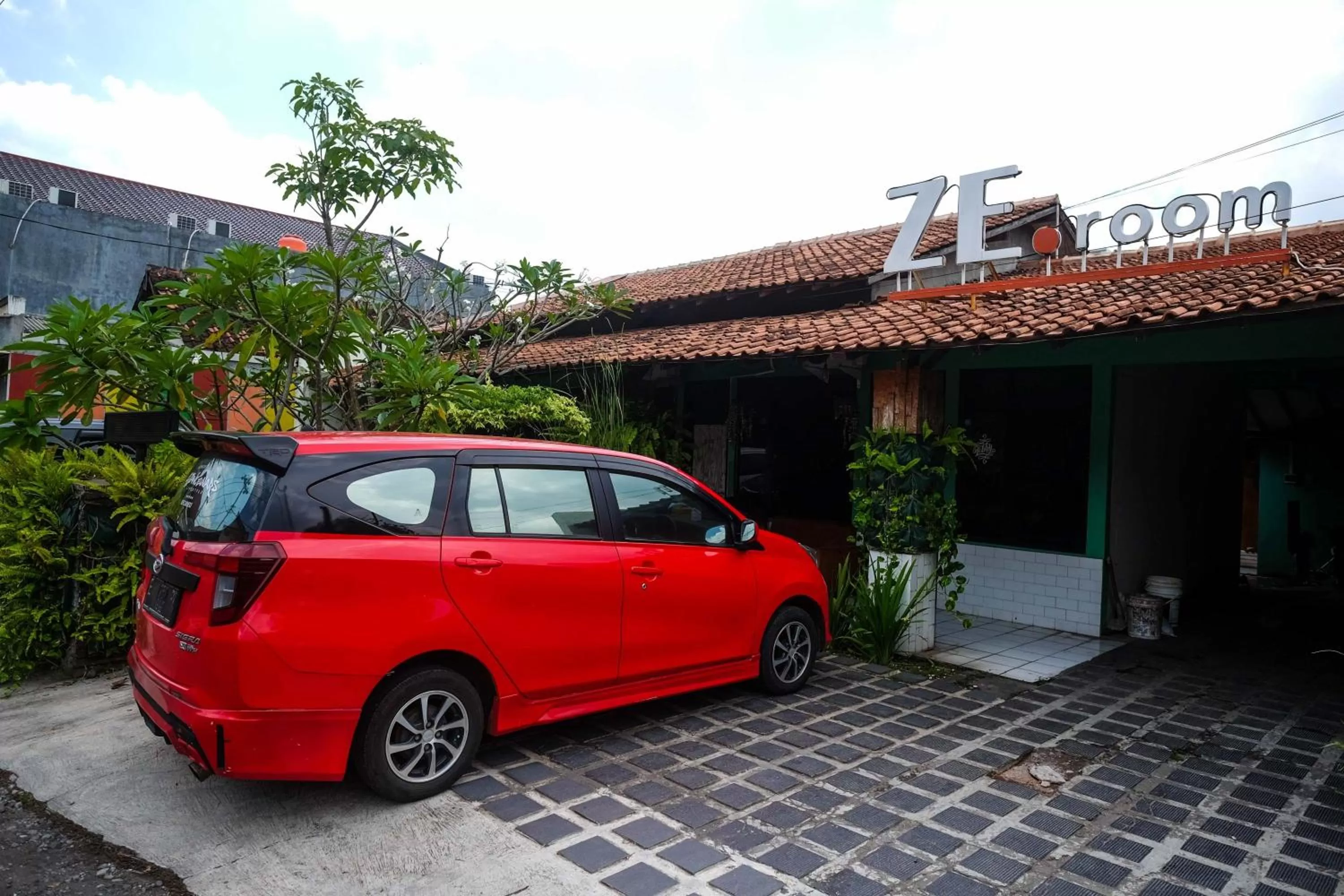 Property building in RedDoorz near Lotte Mart Maguwoharjo Yogyakarta