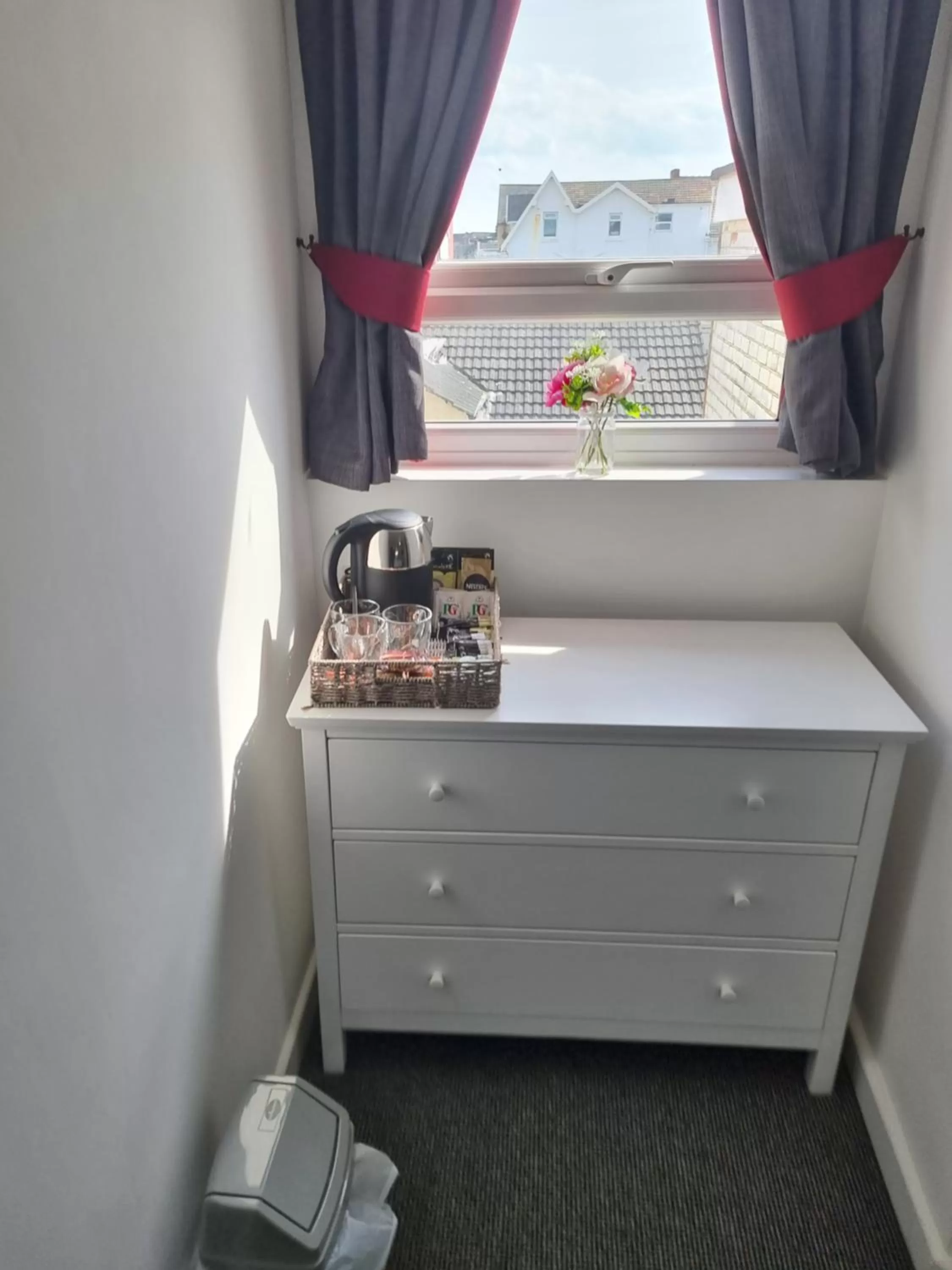 Coffee/tea facilities, Bathroom in Langley House Hotel