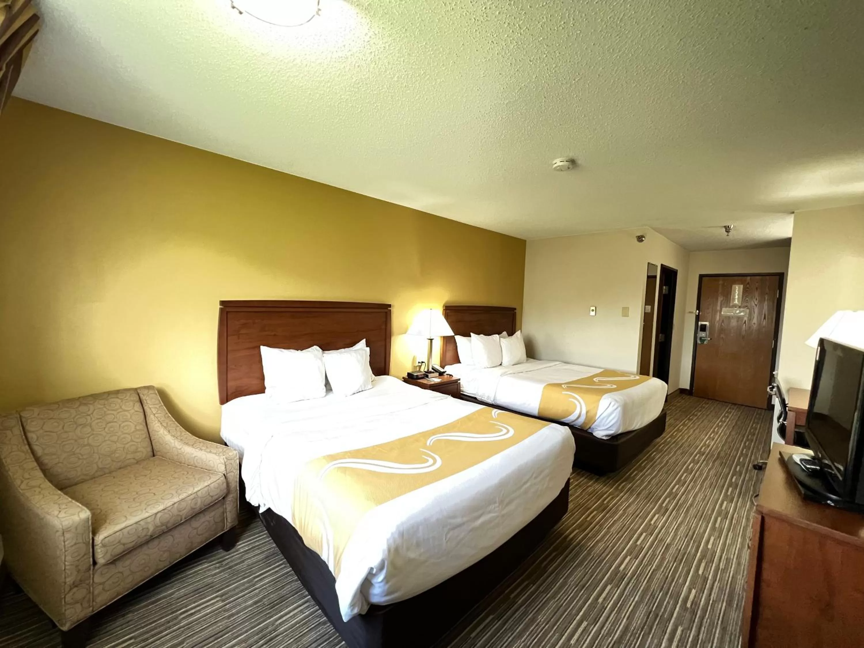 Bed in Quality Inn Mitchell I-90