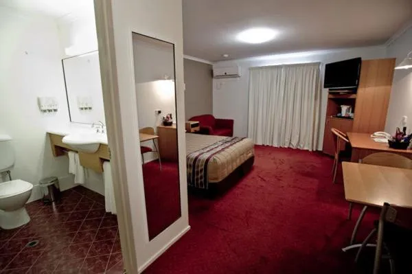 Photo of the whole room, Bed in Centrepoint Motor Inn