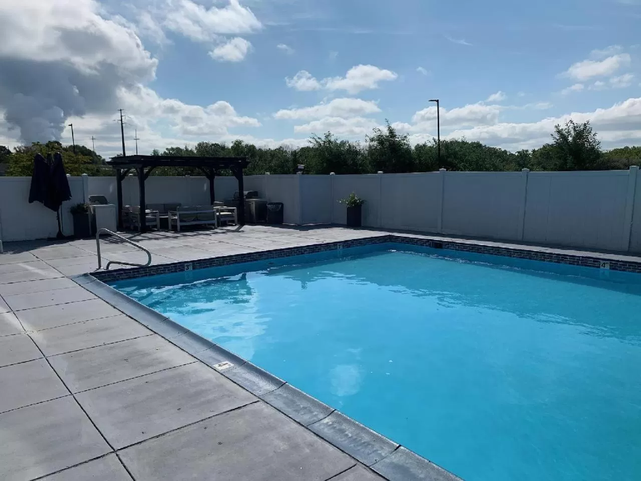 Swimming pool in Comfort Inn & Suites Pottstown Eastern Gateway