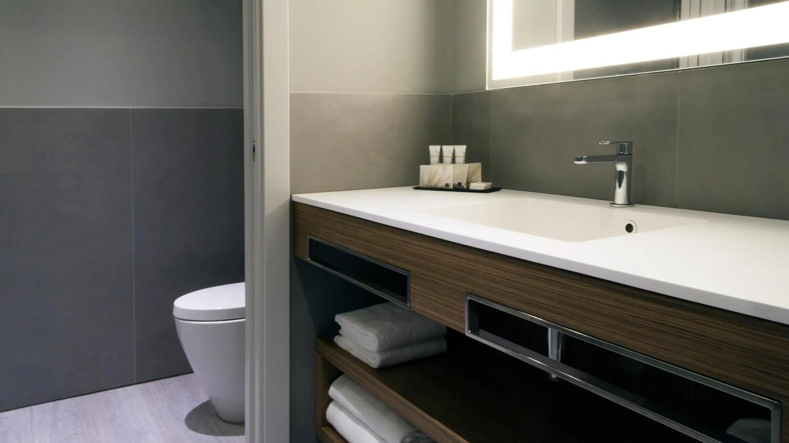 Toilet in G Hotel Pescara