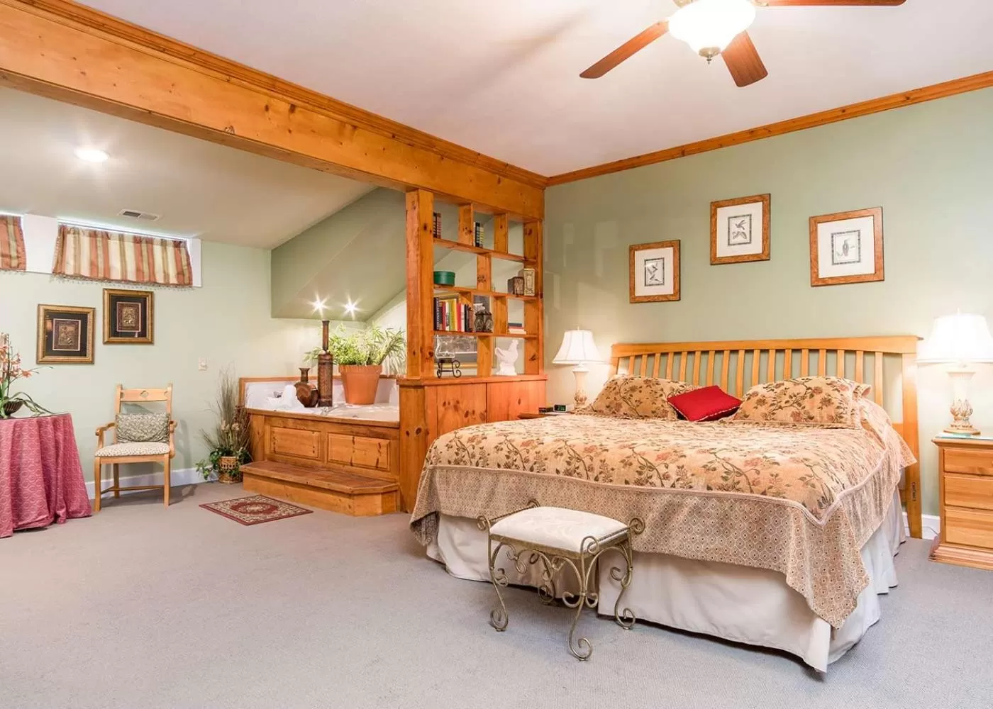 Bed in Highland Lake Inn & Resort - Flat Rock