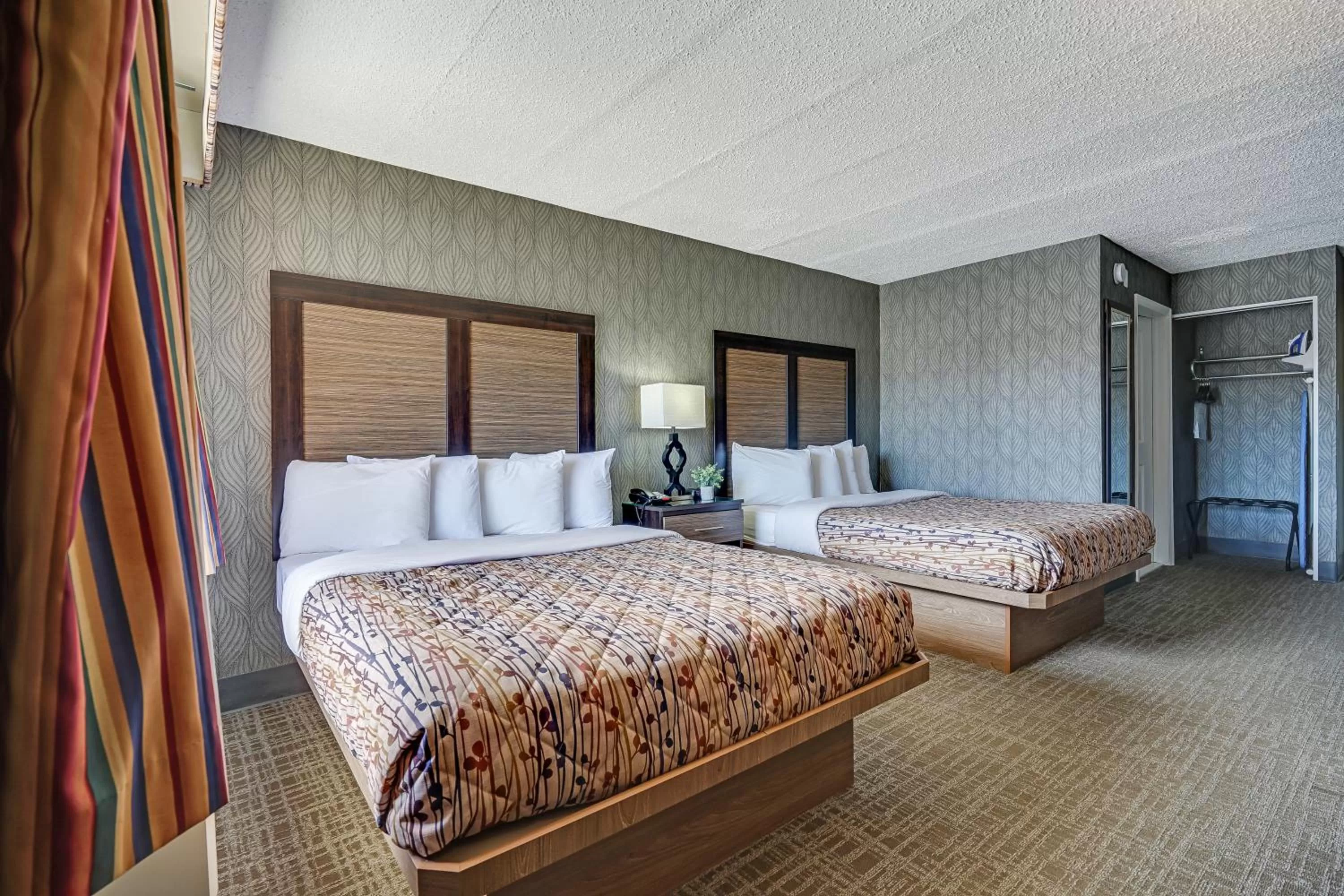 Photo of the whole room, Bed in Blue Creek Inn