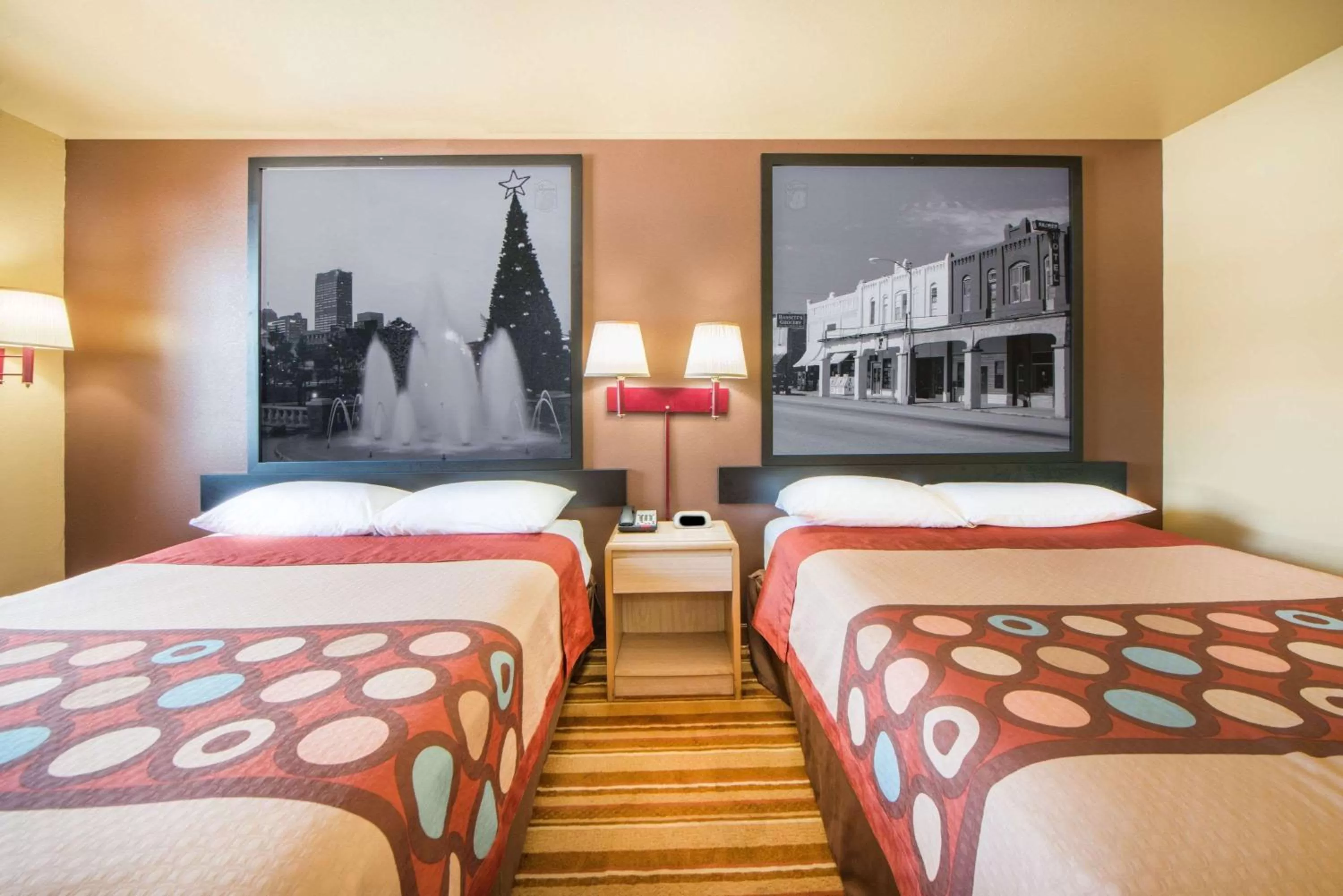 Photo of the whole room, Bed in Super 8 by Wyndham Big Cabin/Vinita Area